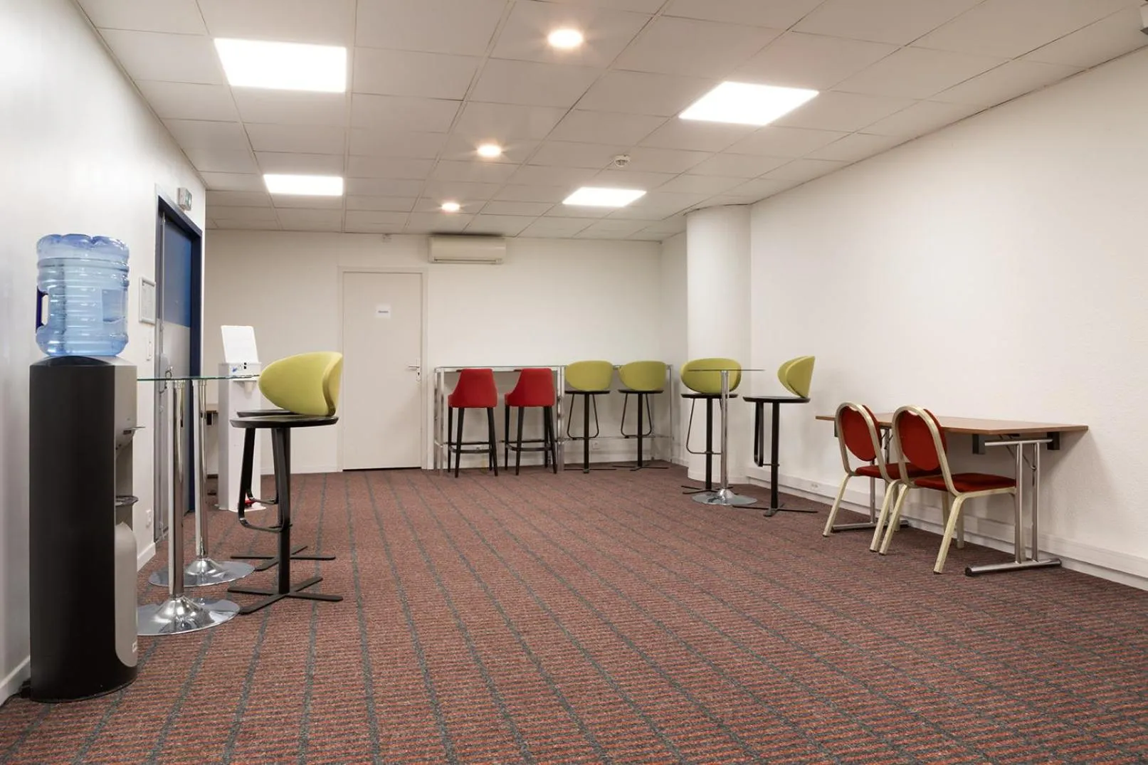 Lobby or reception in Holiday Inn Express Amiens by IHG