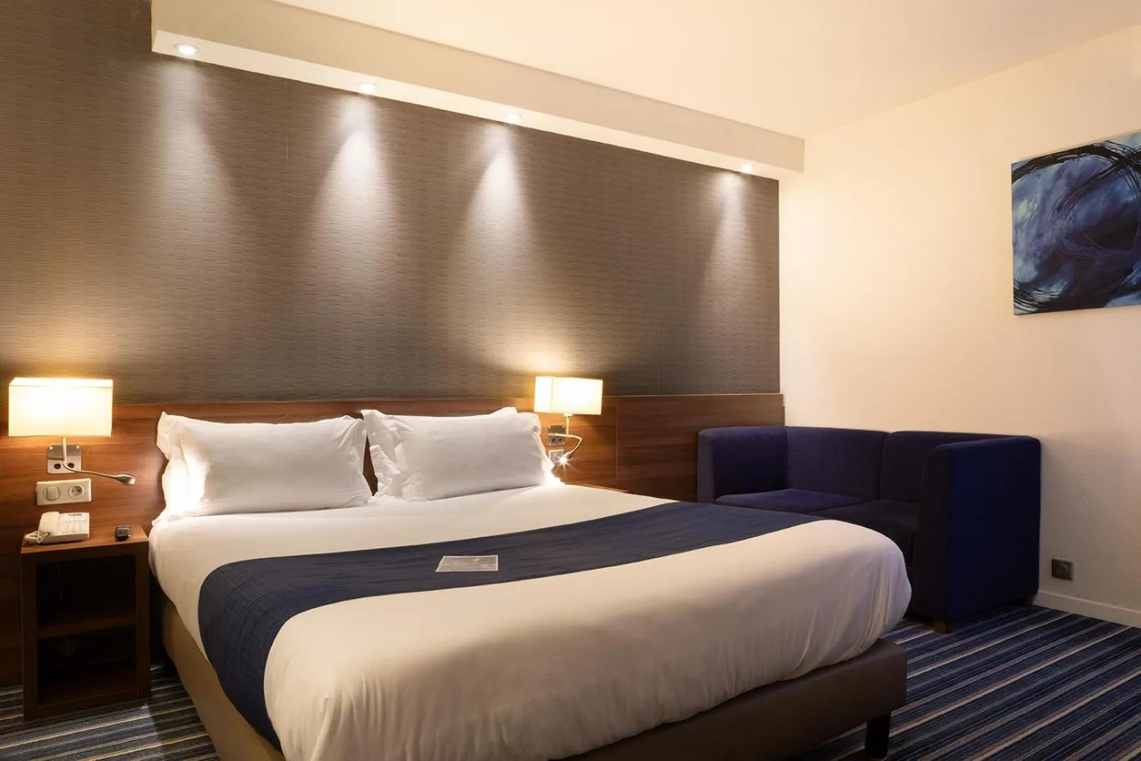 Photo of the whole room, Bed in Holiday Inn Express Amiens by IHG