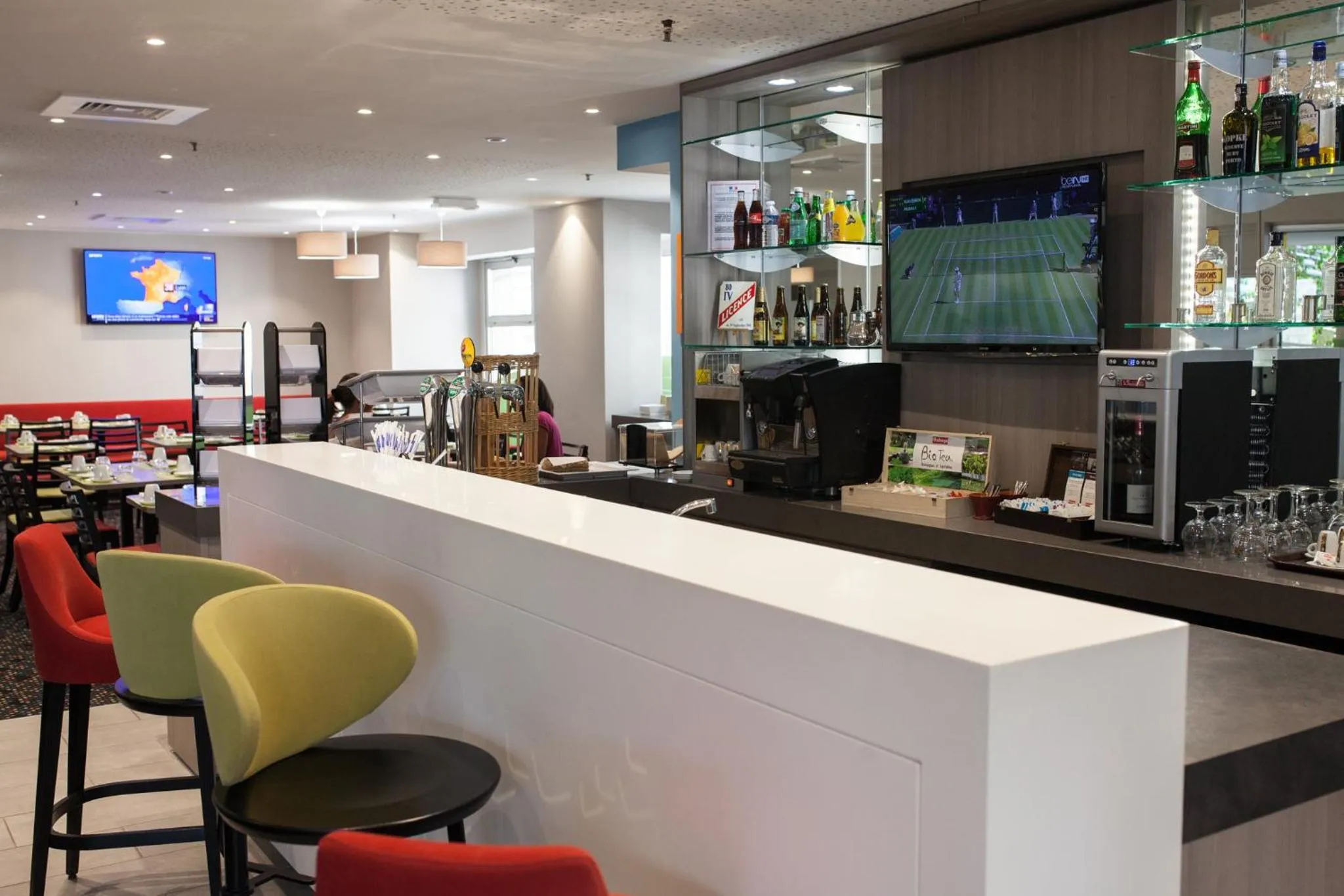 Lounge or bar in Holiday Inn Express Amiens by IHG