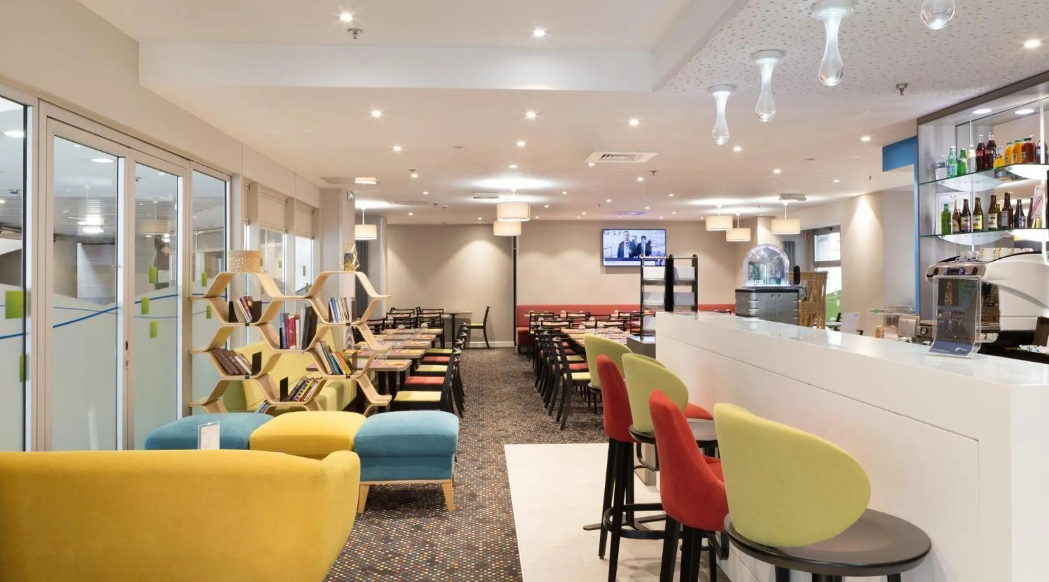 Lounge or bar in Holiday Inn Express Amiens by IHG
