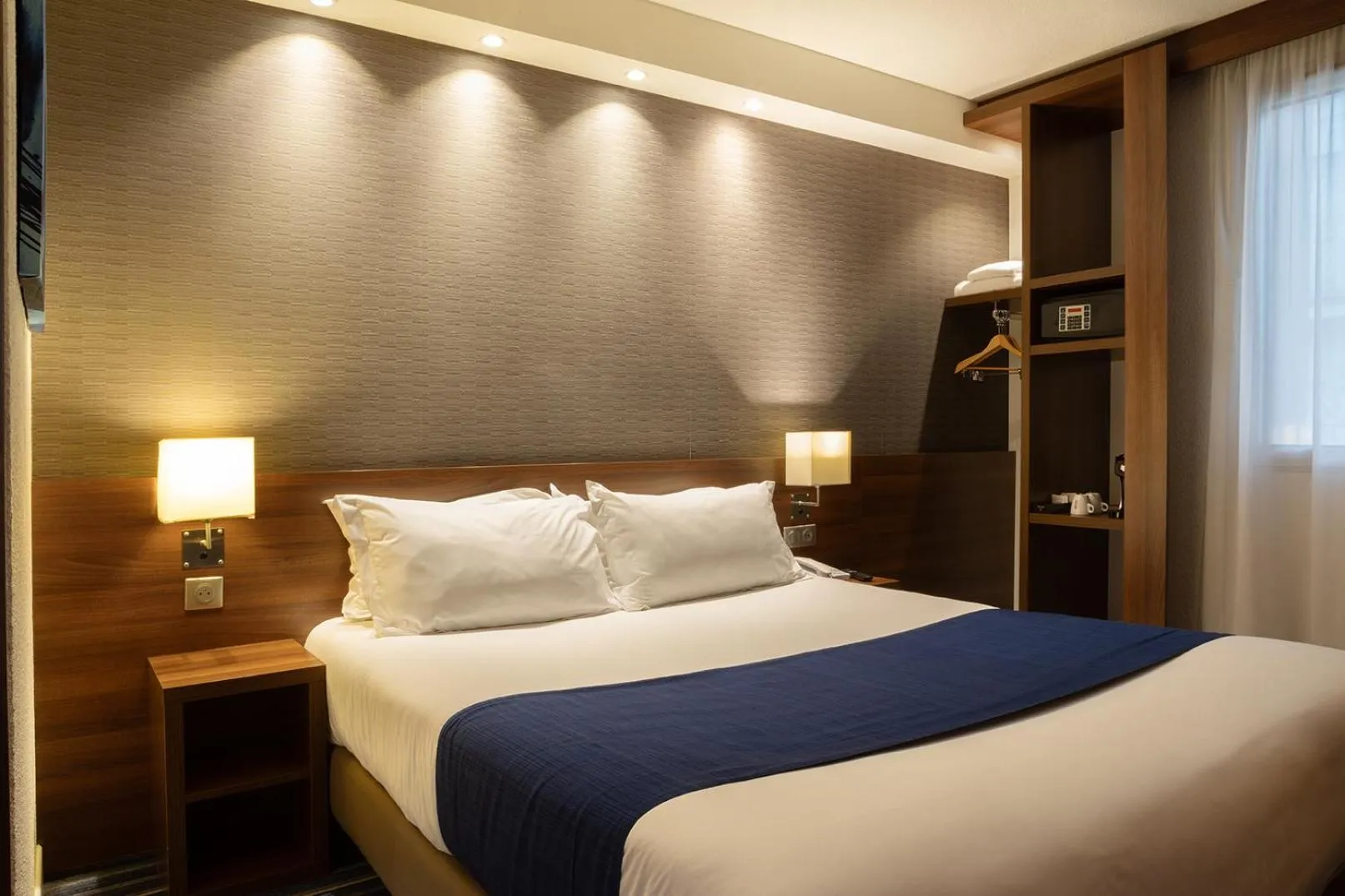 Photo of the whole room, Bed in Holiday Inn Express Amiens by IHG