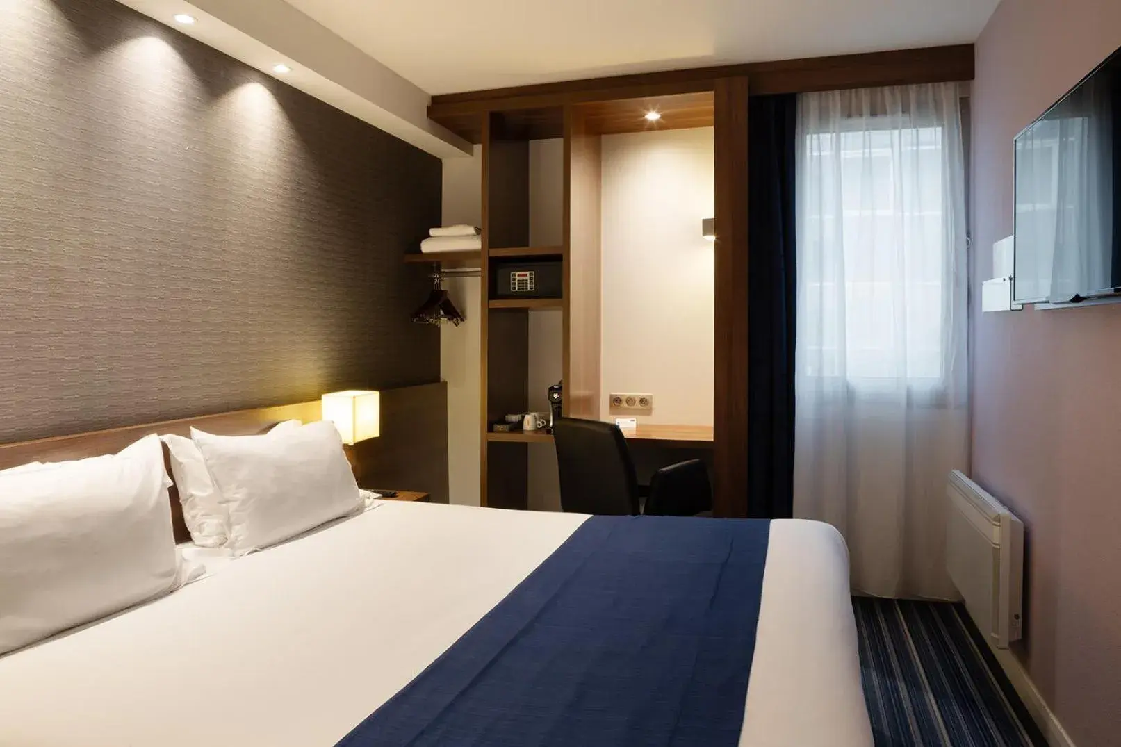 Standard Queen Room - Accessible with Free Breakfast in Holiday Inn Express Amiens by IHG Standard Queen Room - Accessible with Free Breakfast in Holiday Inn Express Amiens by IHG