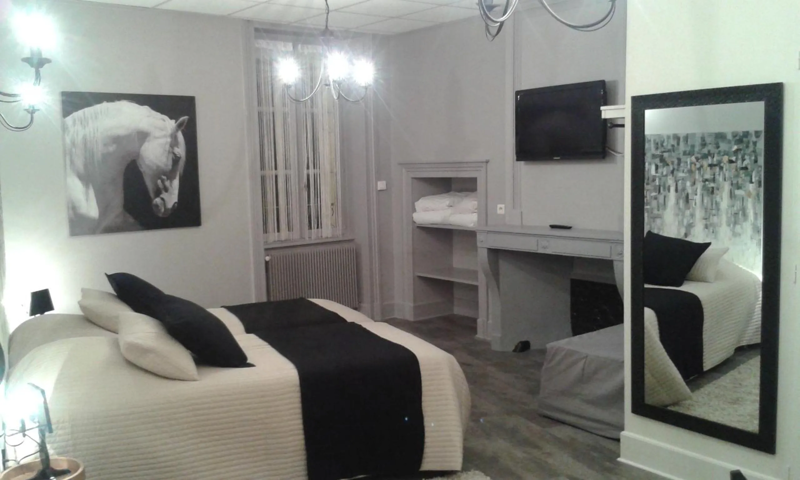 Decorative detail in Au Faisan Doré