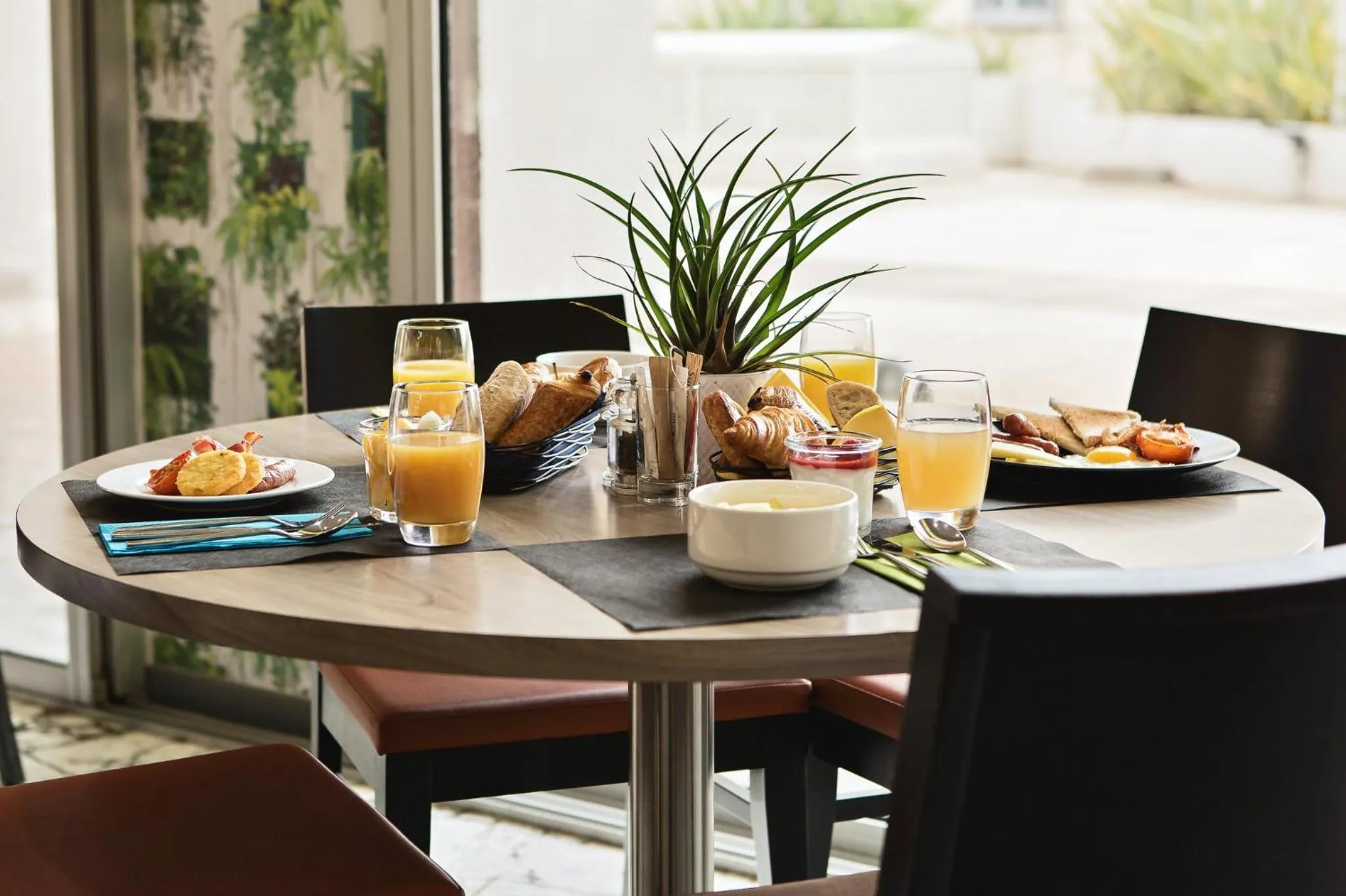 Breakfast in Holiday Inn Toulon City Centre by IHG
