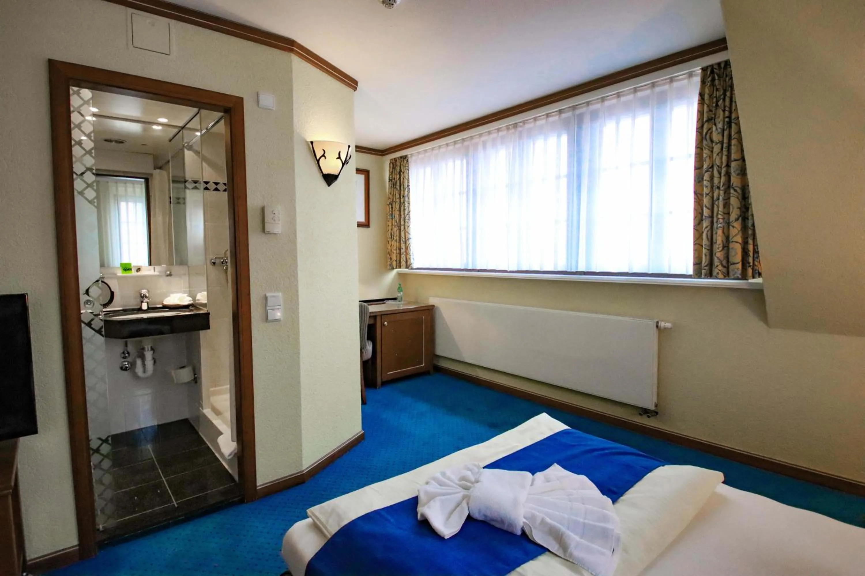 Photo of the whole room, Bed in Gasthaus Zum Schwan