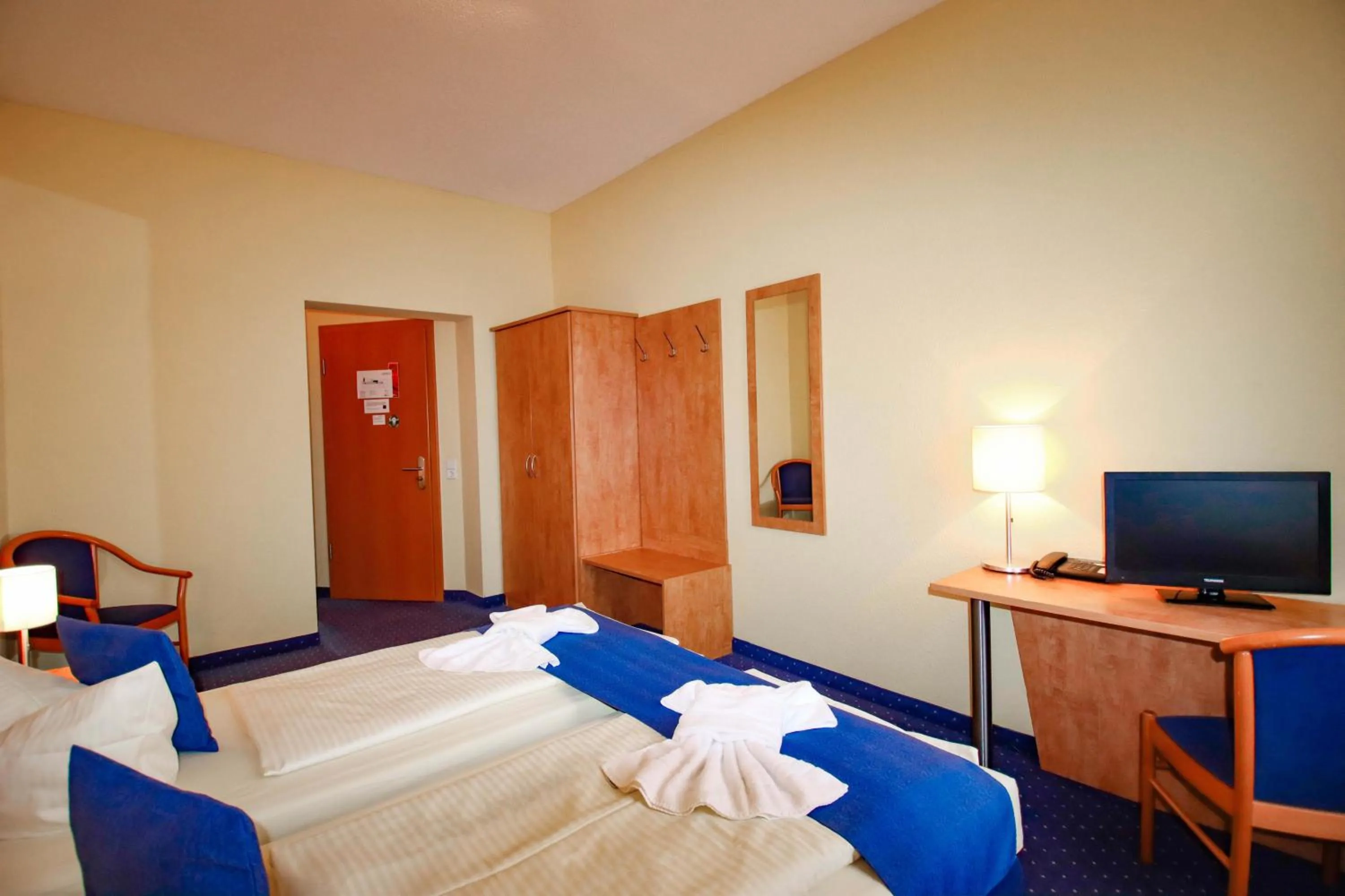 Photo of the whole room, Bed in Gasthaus Zum Schwan