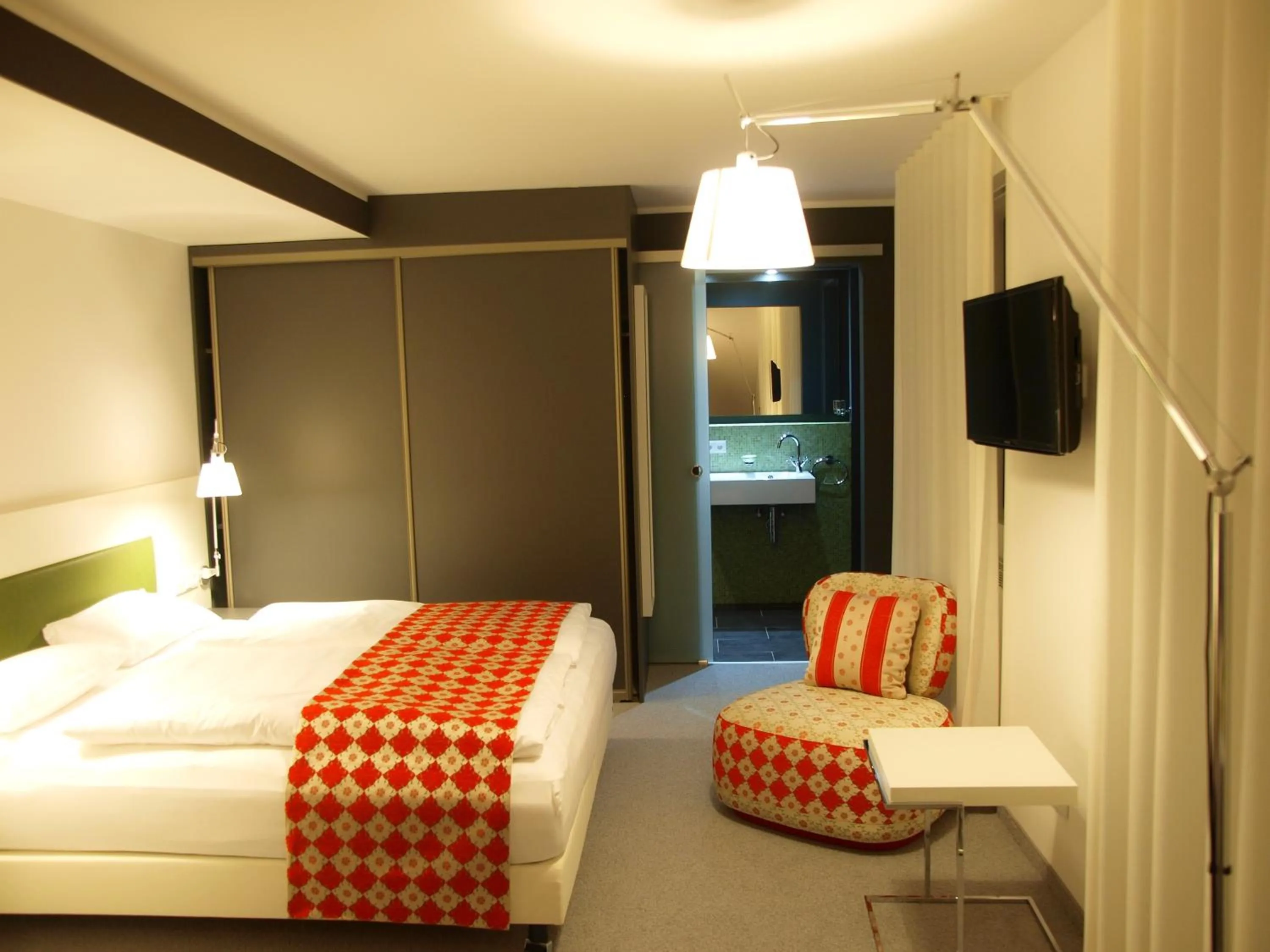 Photo of the whole room, Bed in DASKöln