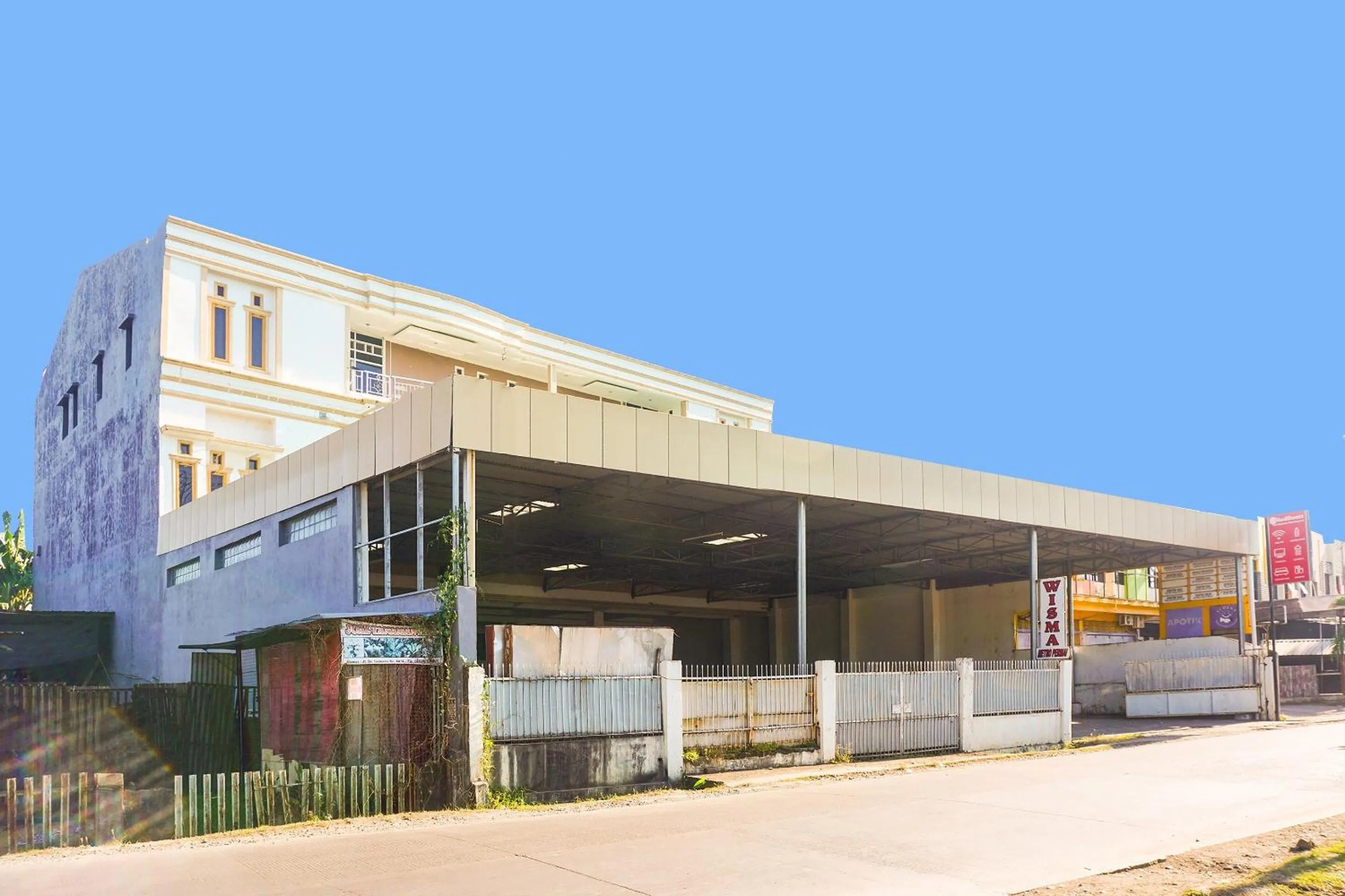 Facade/entrance in OYO Flagship 91534 Wisma Metro Permai