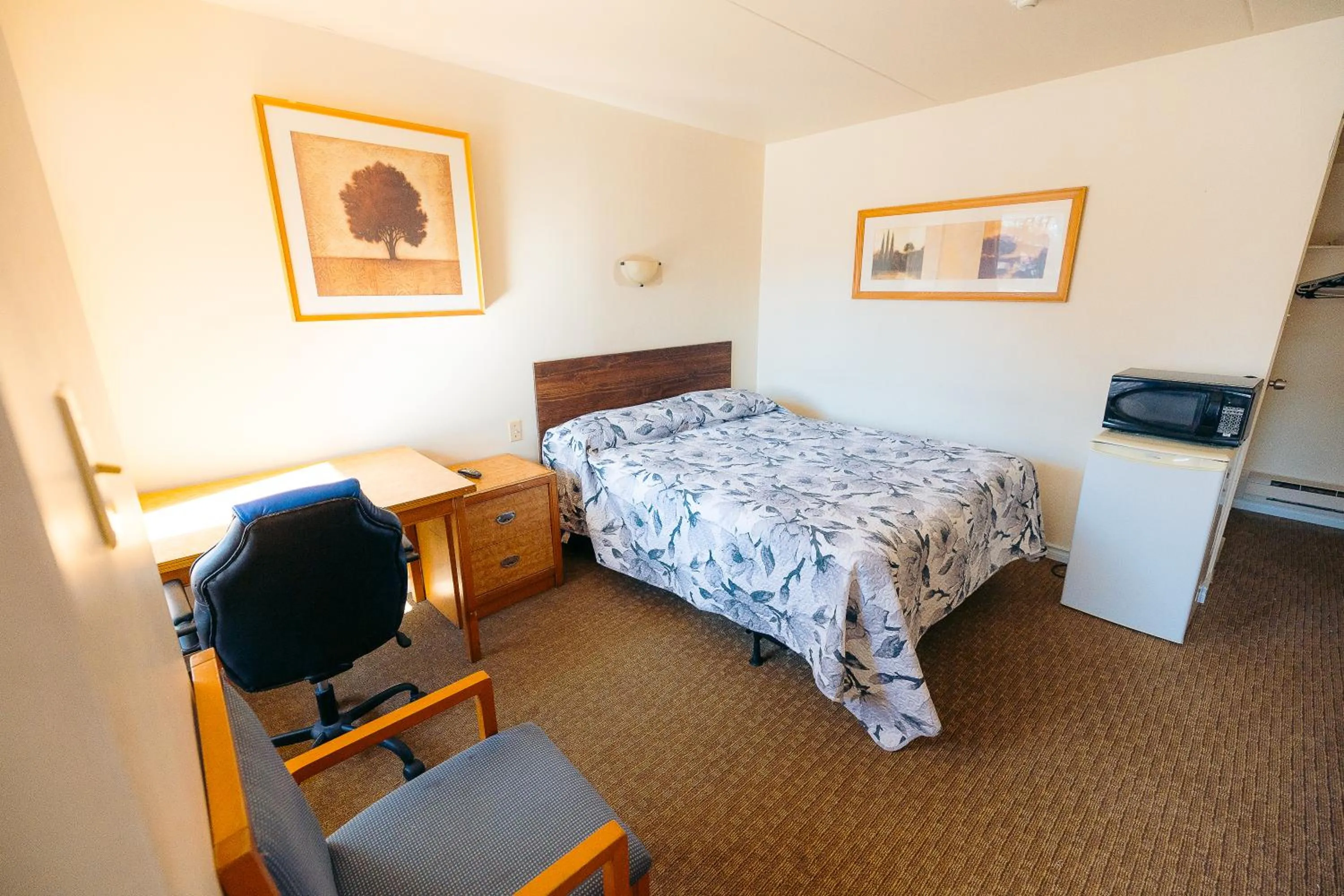 Bed in Clarkson Village Motel, 1815 Lakeshore Rd West Mississauga