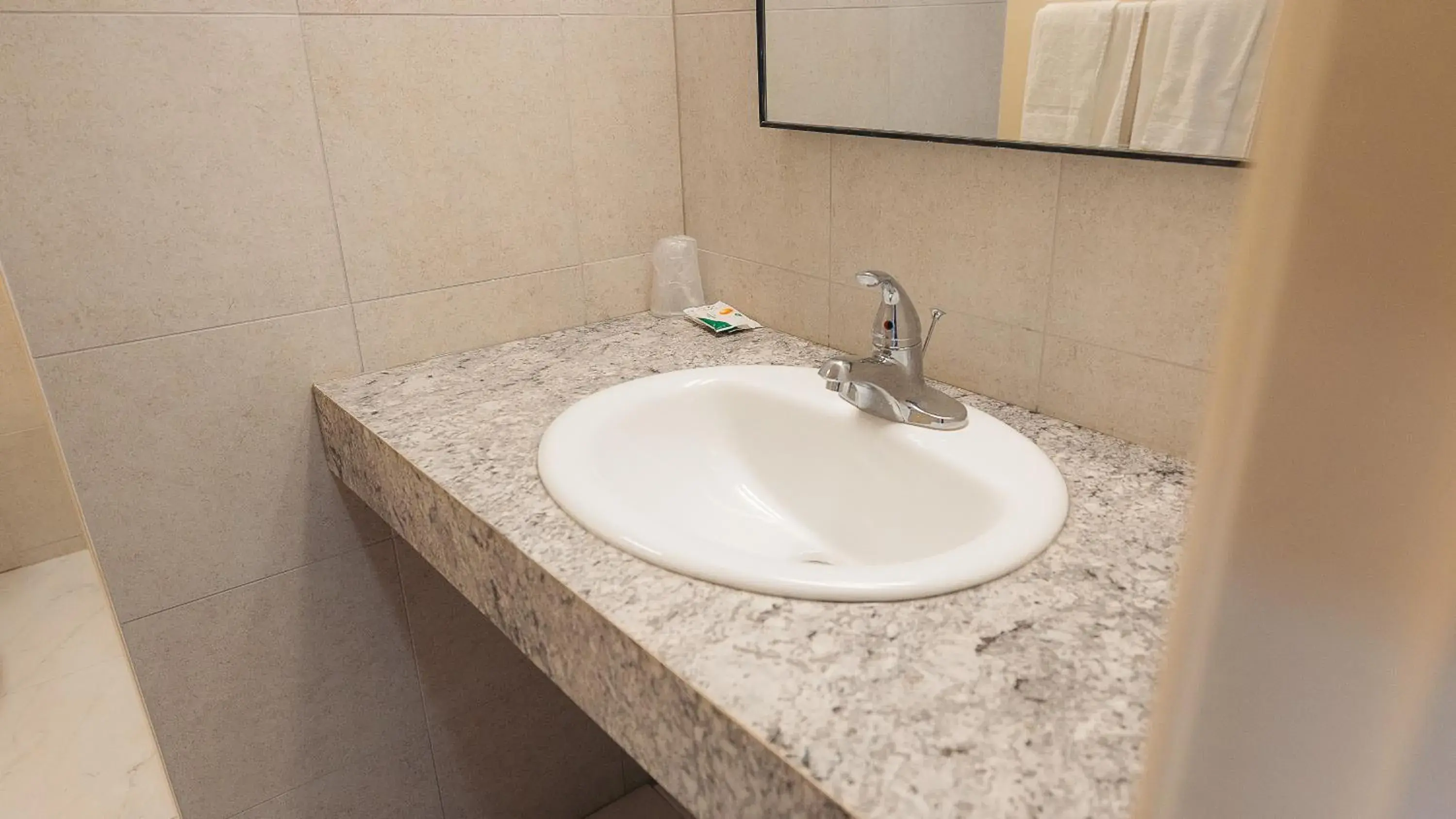 Double Room with Two Double Beds in Clarkson Village Motel, 1815 Lakeshore Rd West Mississauga Double Room with Two Double Beds in Clarkson Village Motel, 1815 Lakeshore Rd West Mississauga