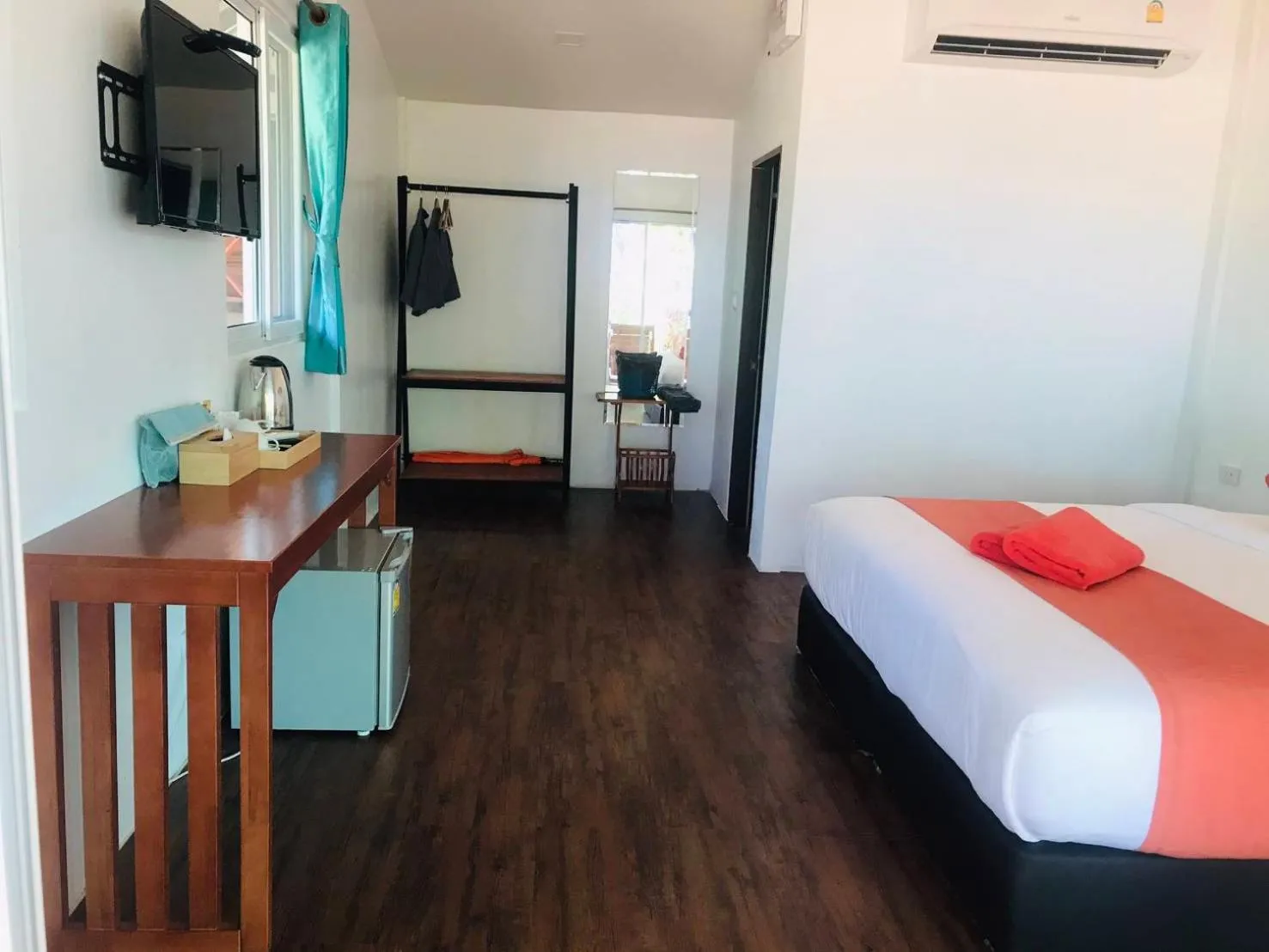 Photo of the whole room, Bed in Koh Jum Delight Beach
