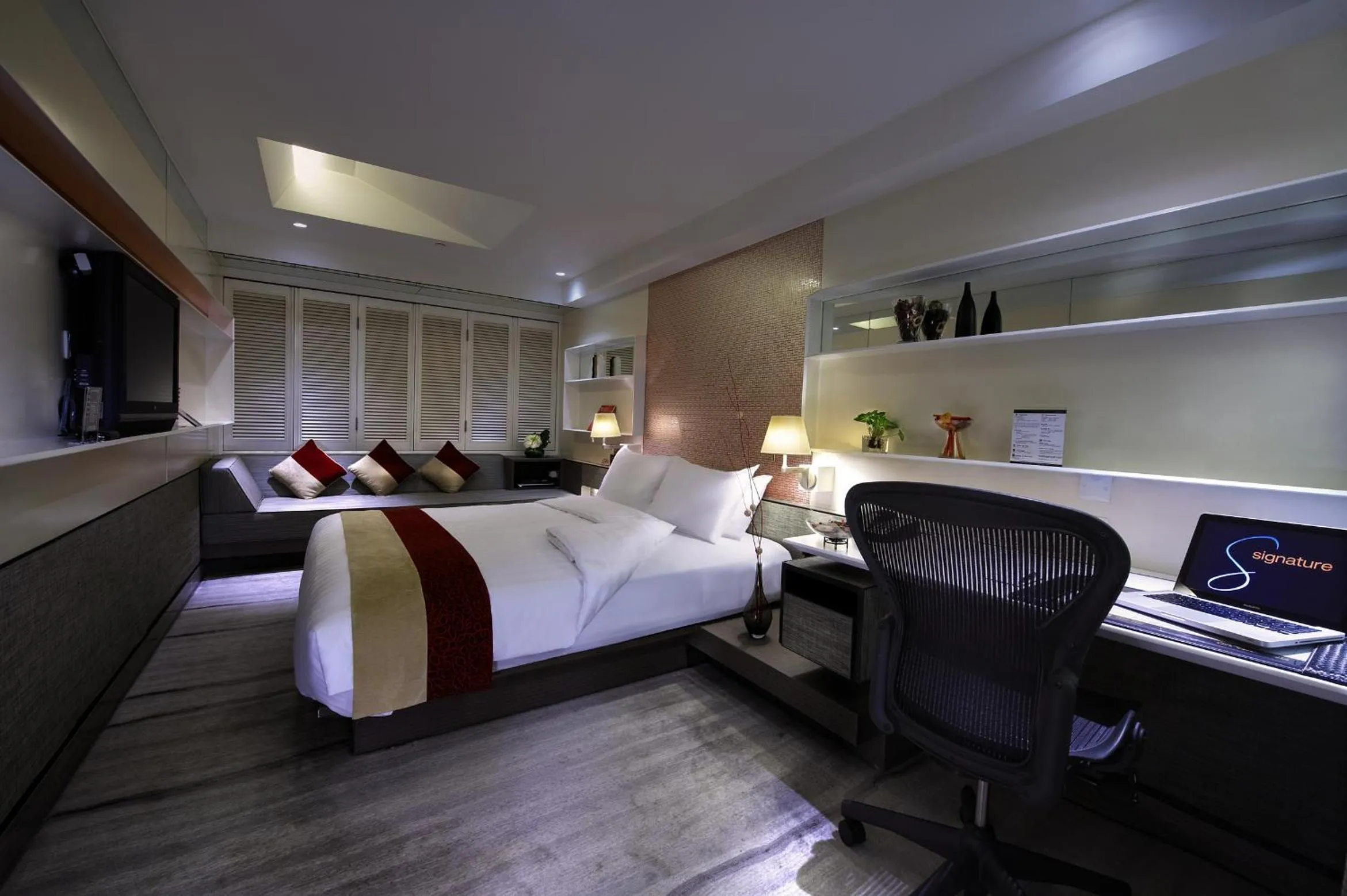 Photo of the whole room, Bed in Charterhouse Causeway Bay