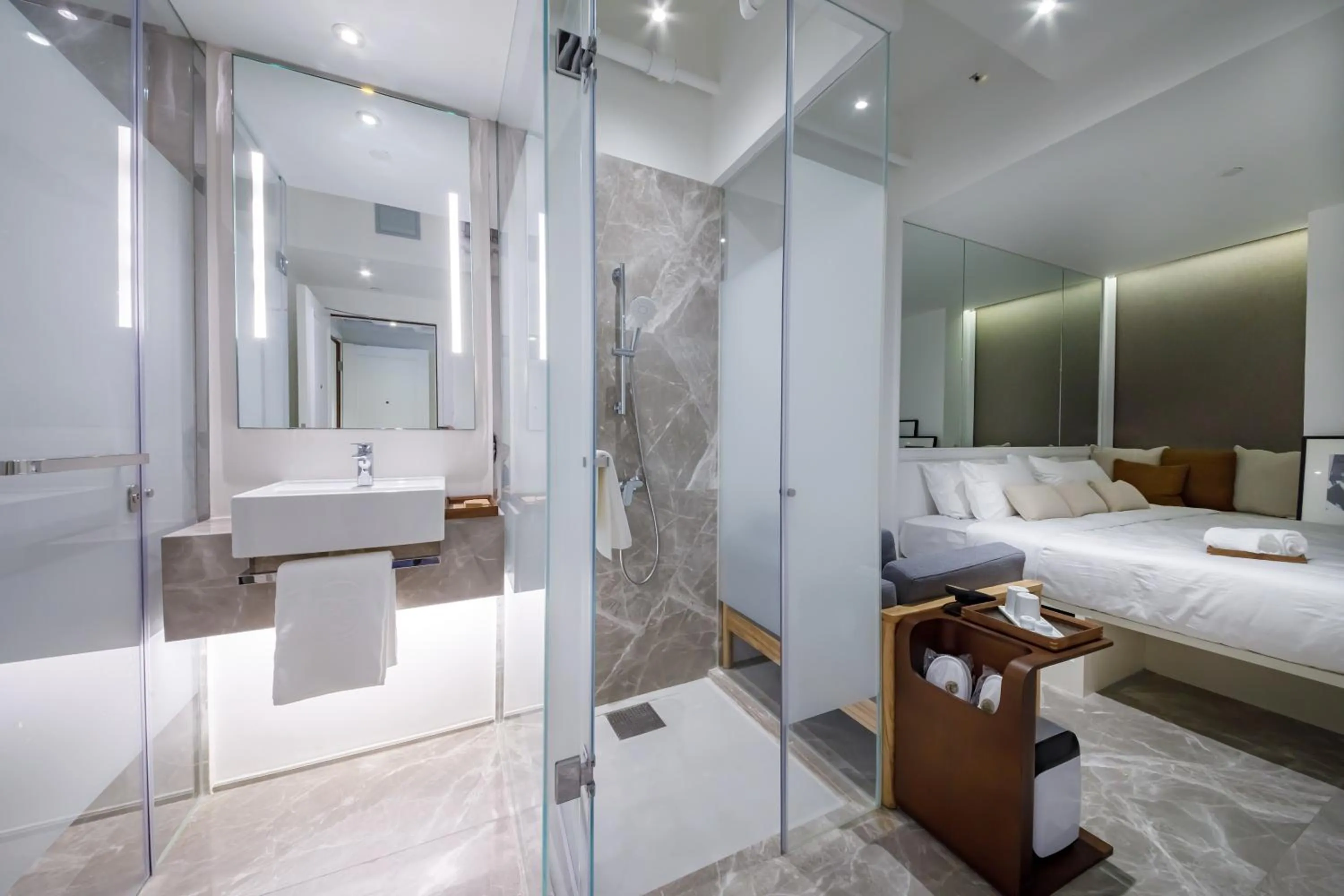 Shower, Bed in Charterhouse Causeway Bay