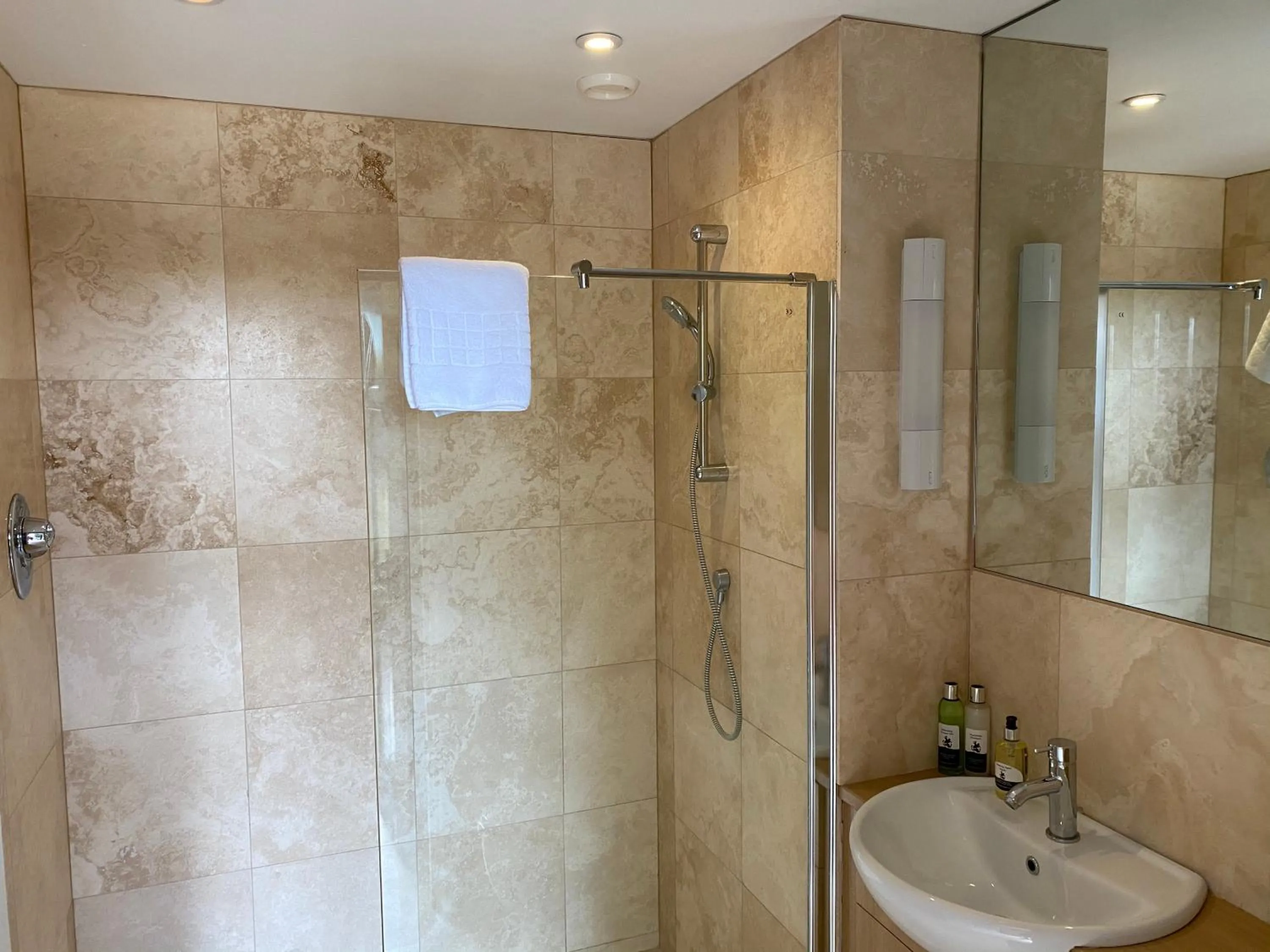 Shower in George & Dragon Country Pub & Hotel Wolverton Townsend