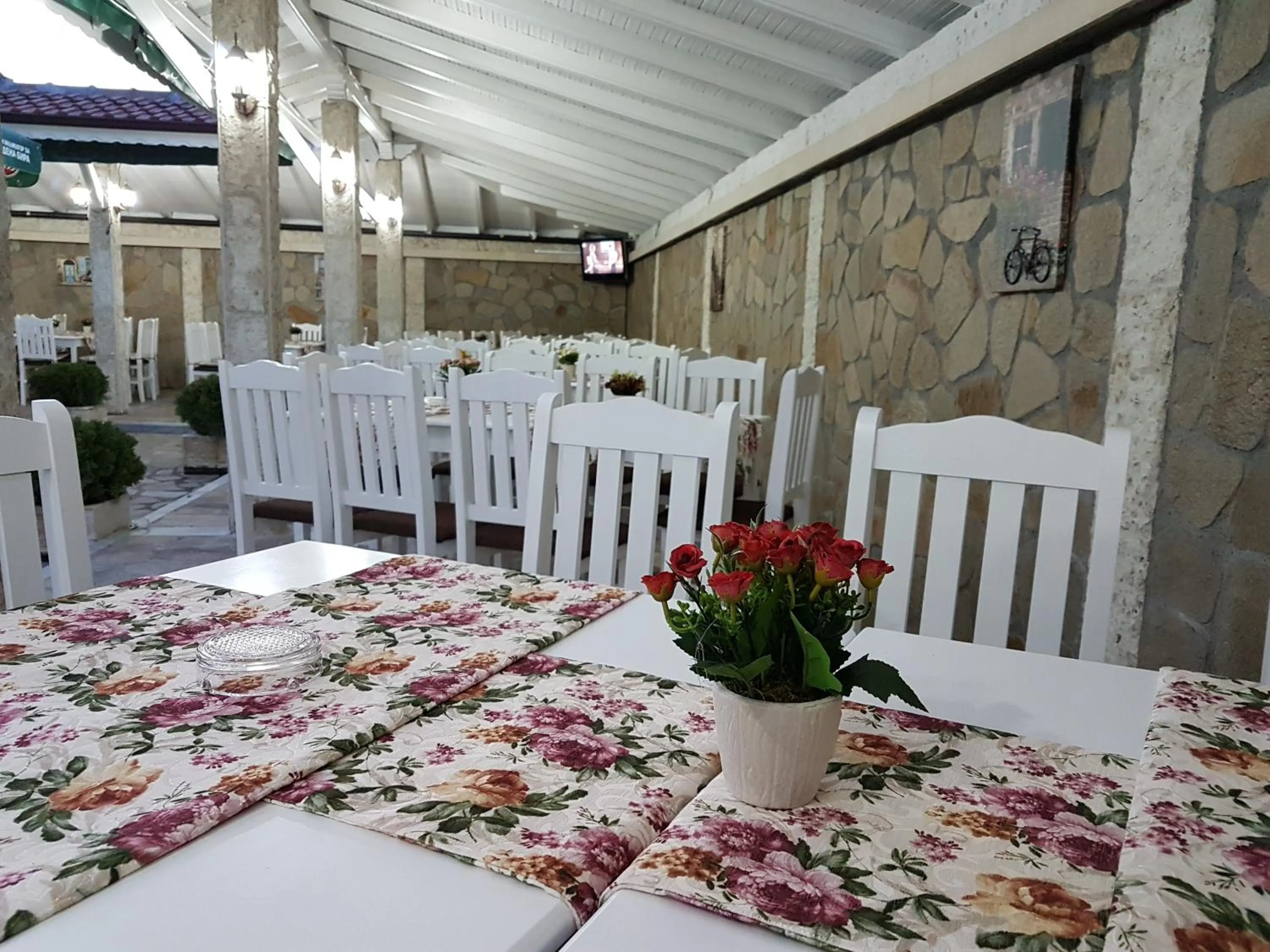 Restaurant/places to eat in Hotel Fantasy