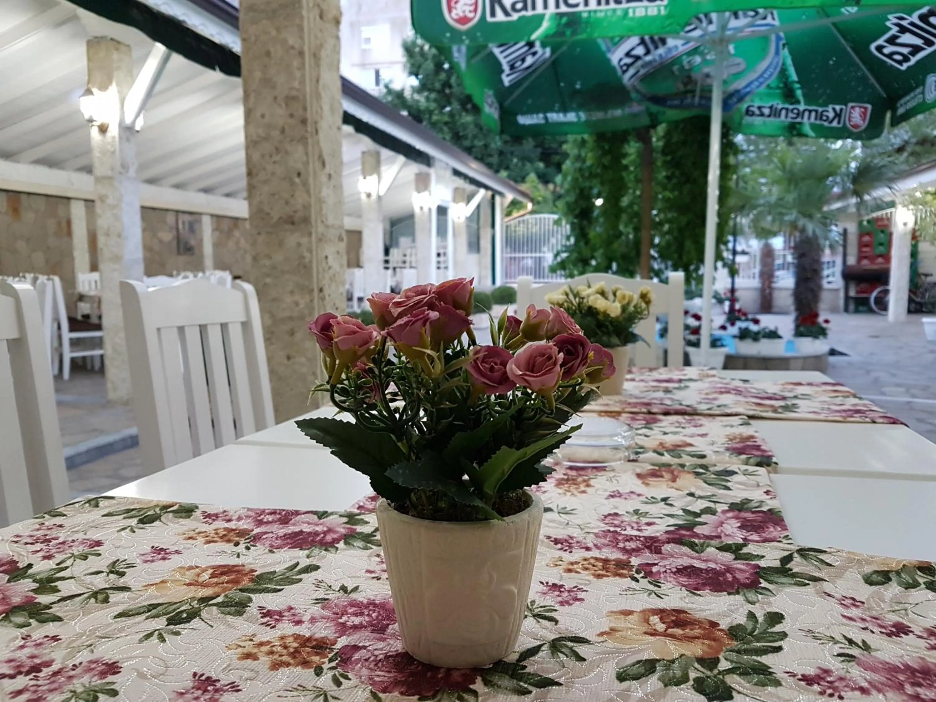 Restaurant/places to eat in Hotel Fantasy