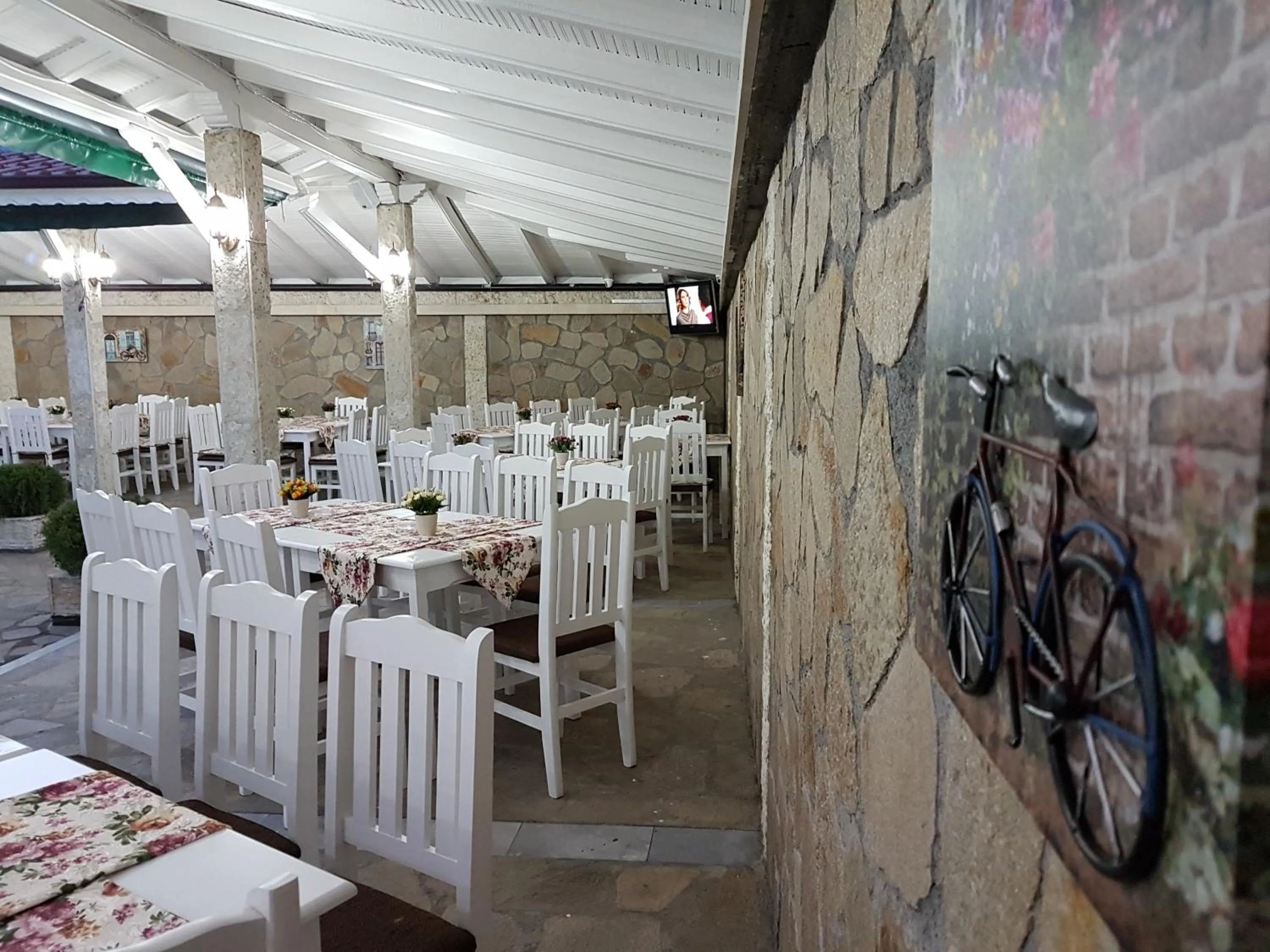 Restaurant/places to eat in Hotel Fantasy