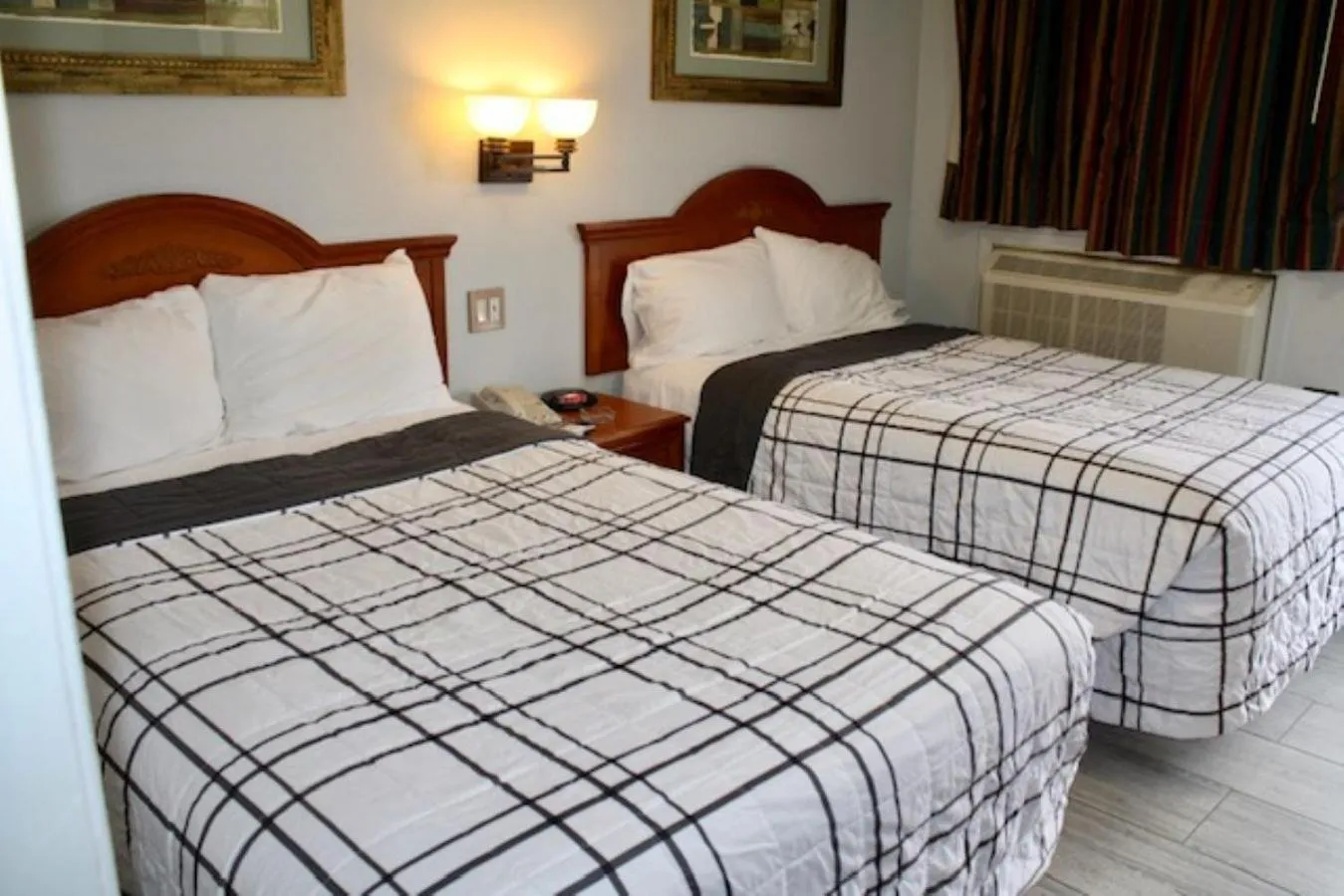 Bedroom, Bed in Budget Inn