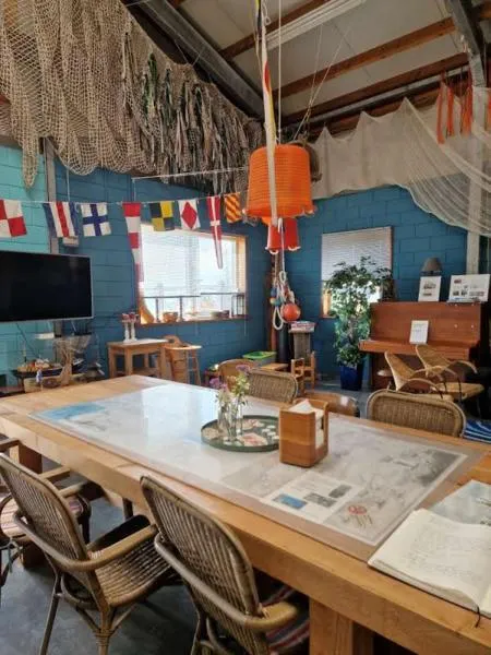 Dining area in Slaaphuisjes LauwersmeerPlezier!