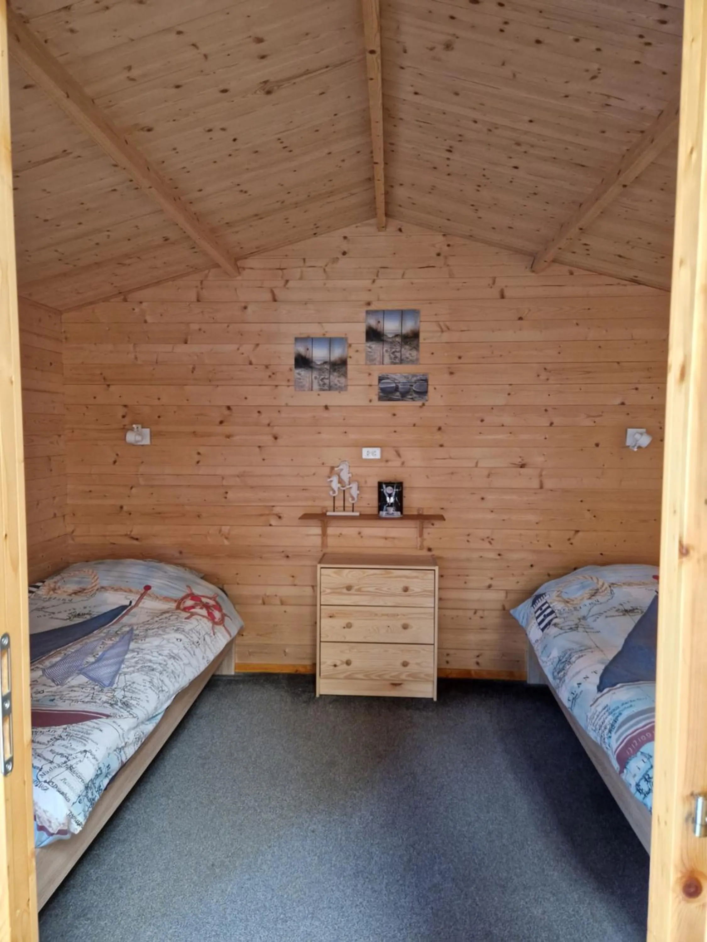 Photo of the whole room, Bed in Slaaphuisjes LauwersmeerPlezier!