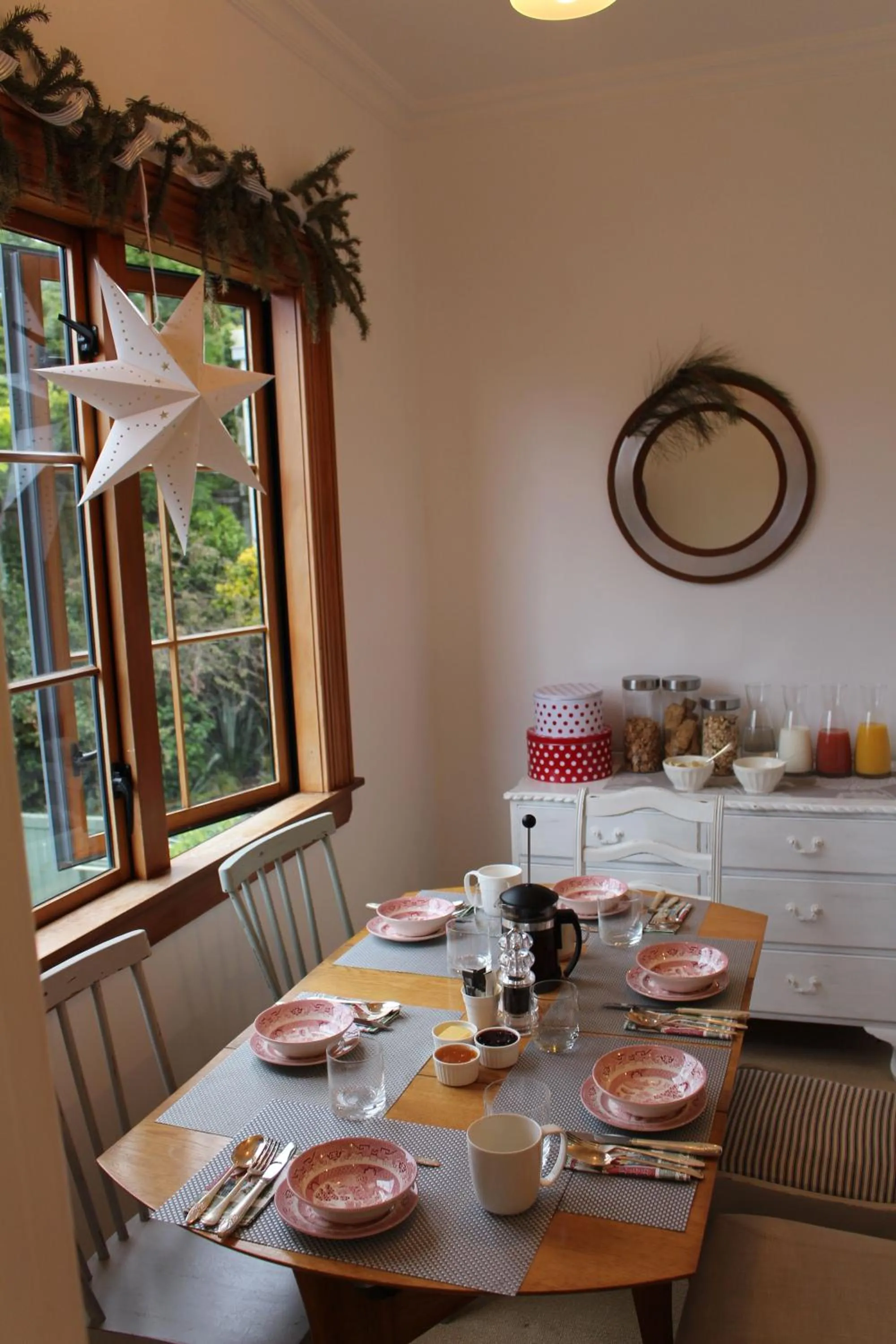 Restaurant/places to eat in Hosking House