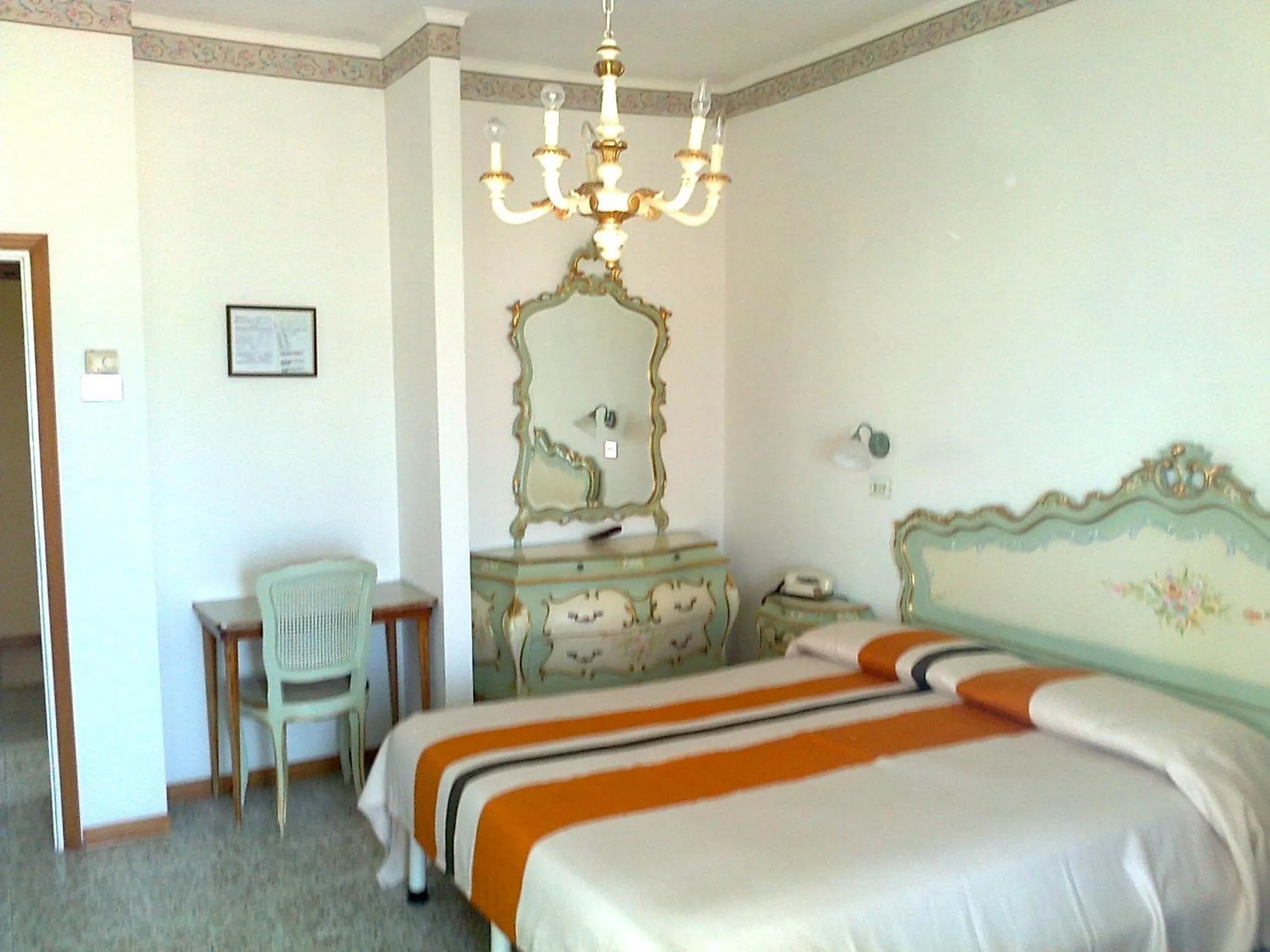 Photo of the whole room, Bed in Hotel Continental