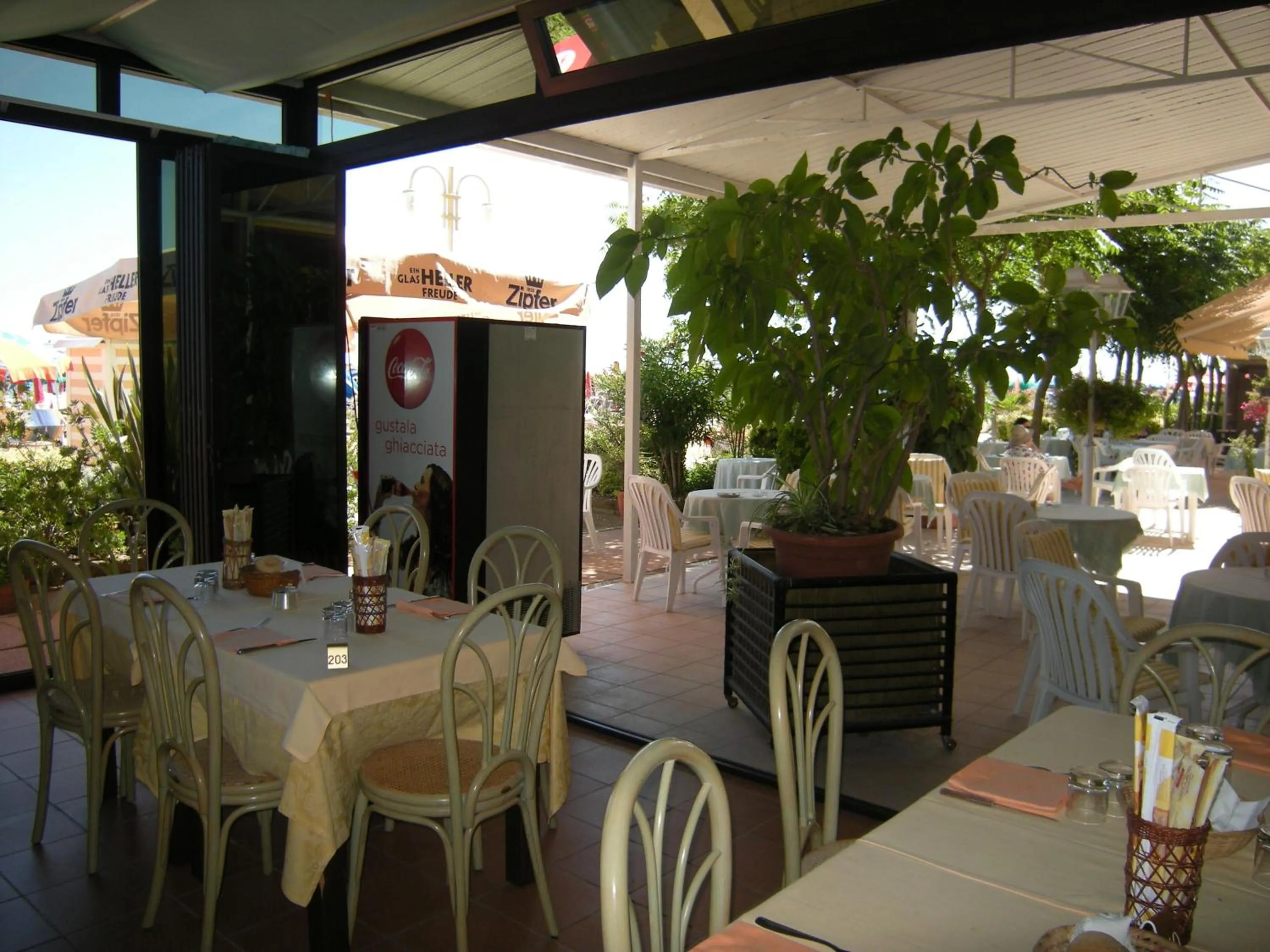 Restaurant/places to eat in Hotel Continental