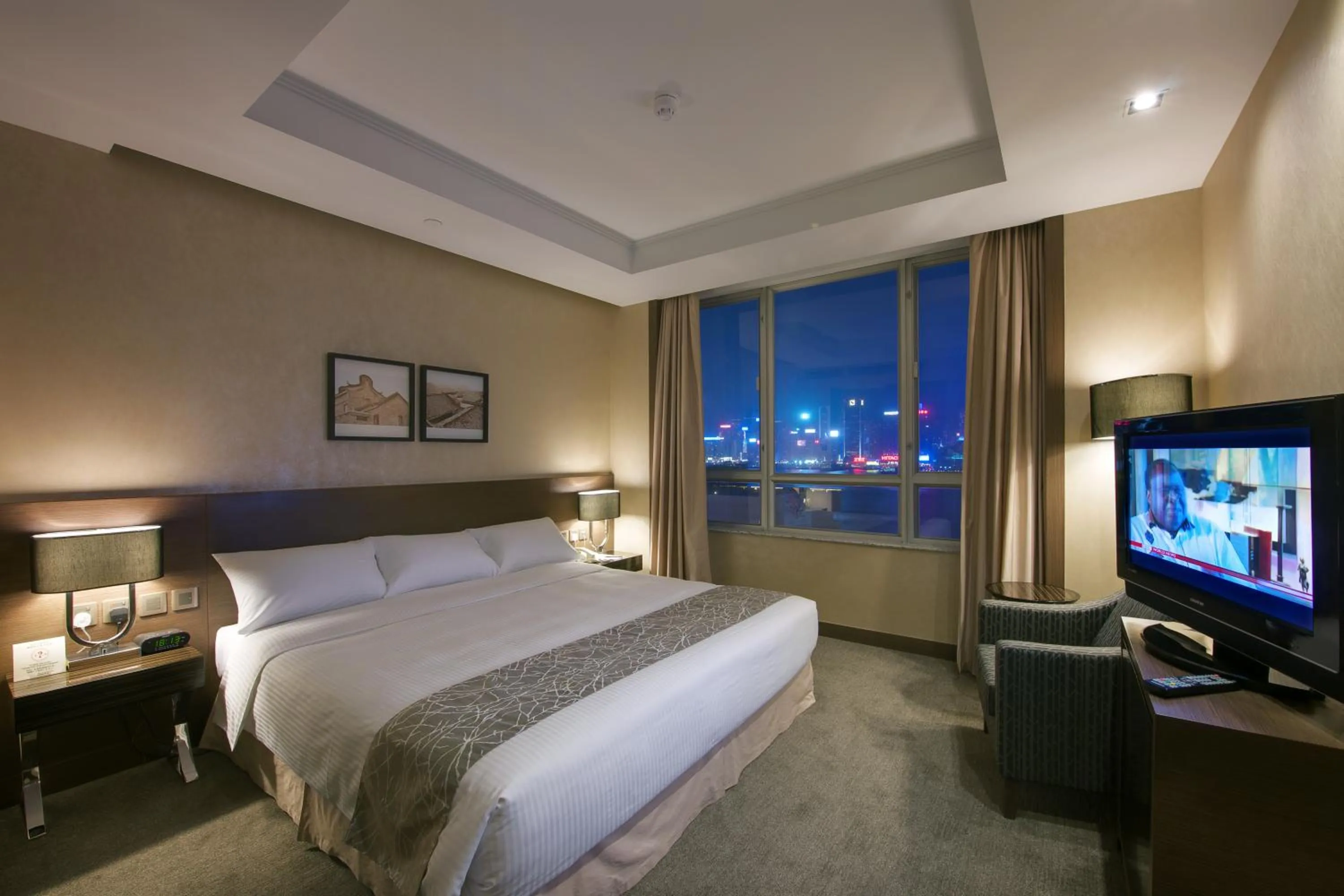 Photo of the whole room, Bed in The Salisbury - YMCA of Hong Kong