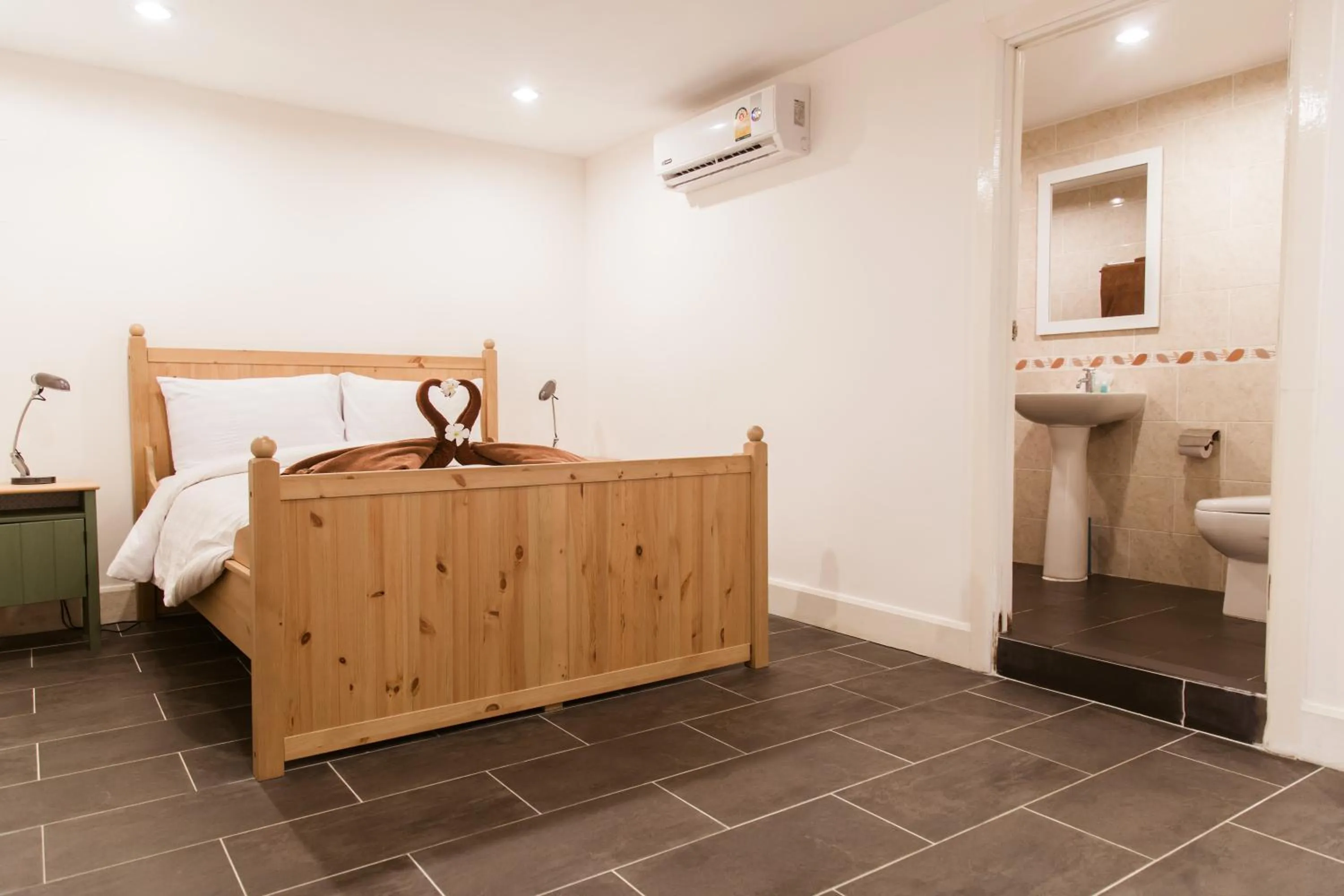 Toilet, Bed in Pandora