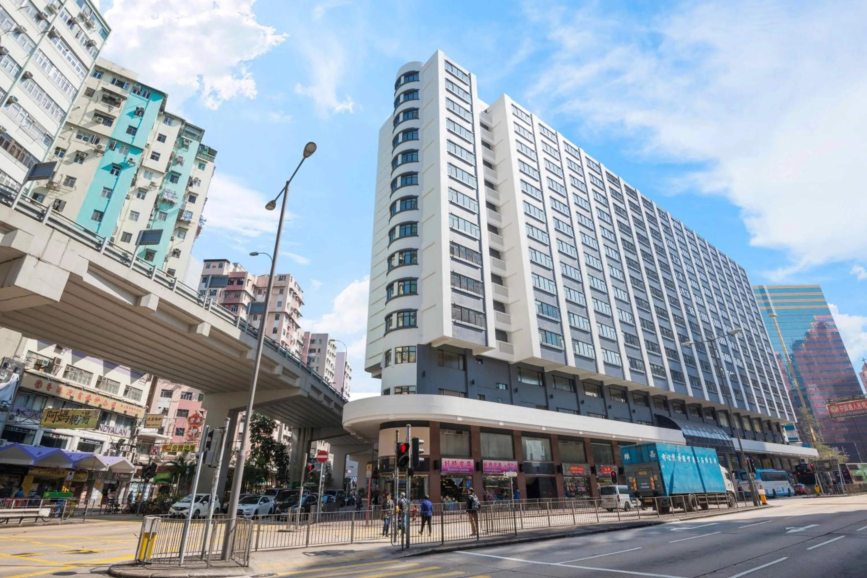 Property building in Metropark Hotel Mongkok