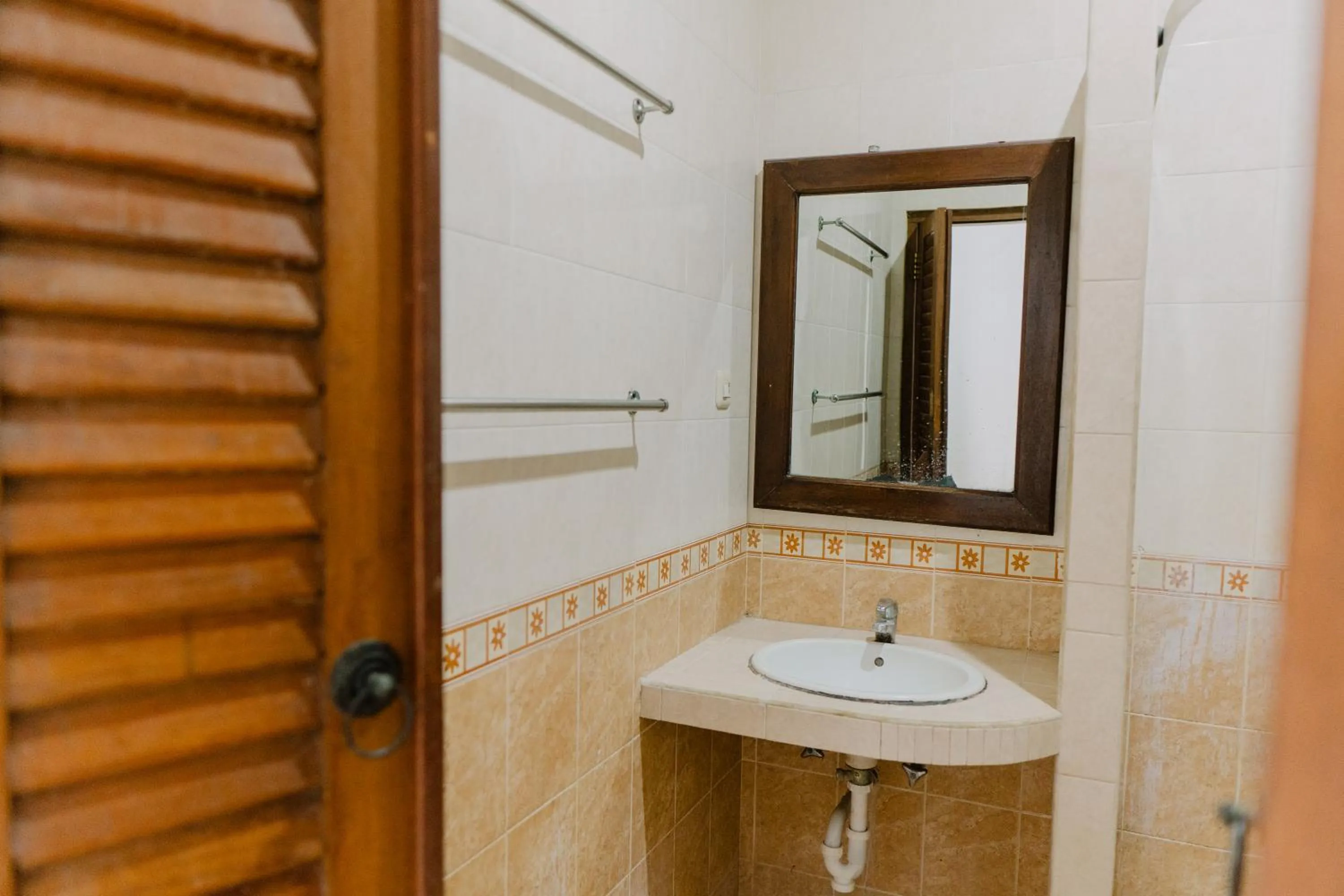 Bathroom in Gemini Star Hotel Kuta