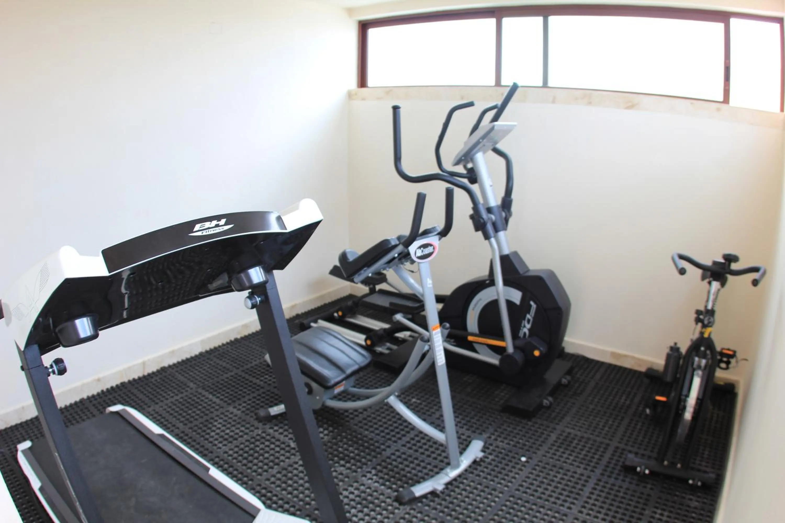 Fitness centre/facilities in La Brisa Condo by BVR