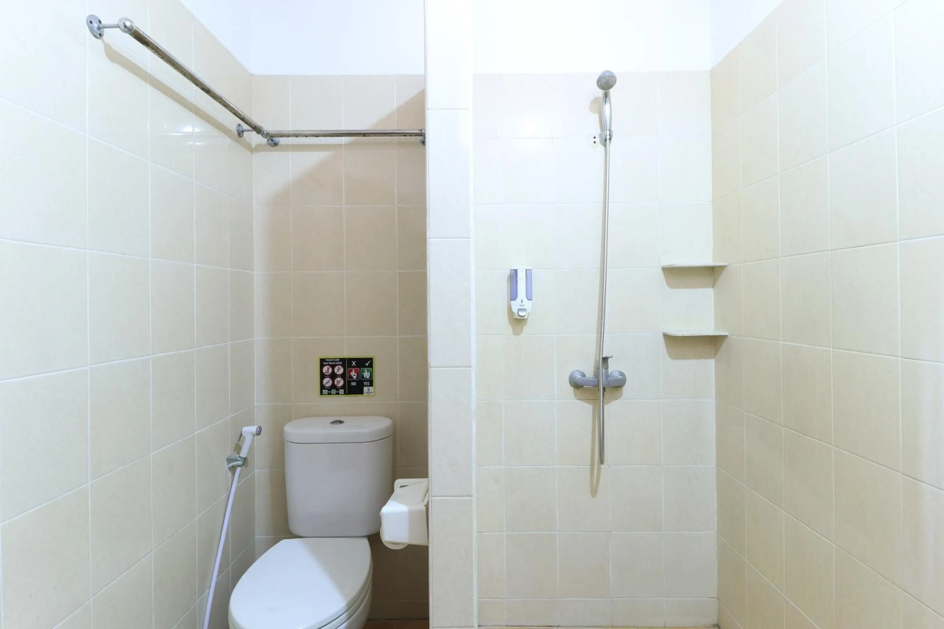 Shower in Ayu Lili Garden Hotel Kuta