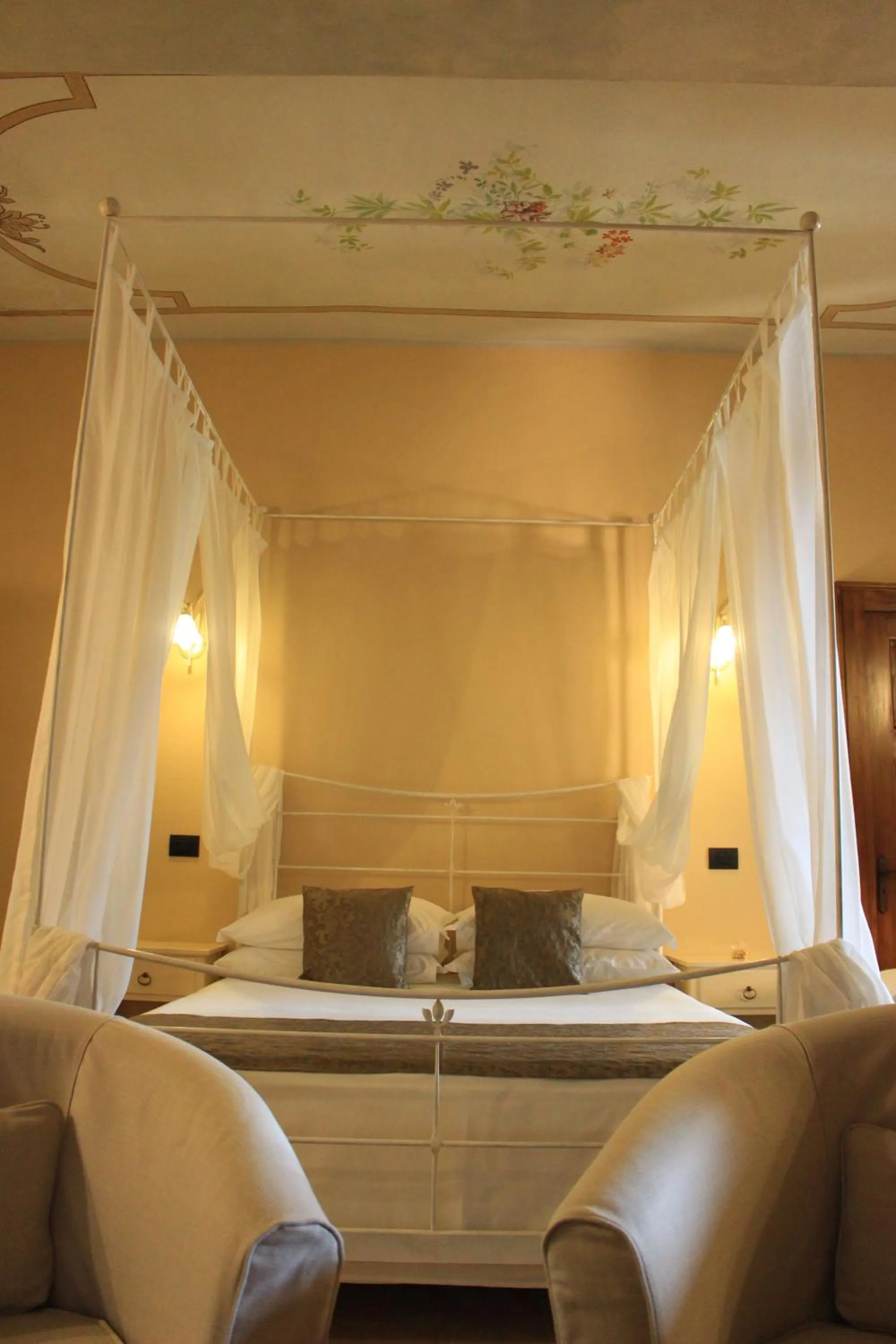 Decorative detail, Bed in Dimora Cortese