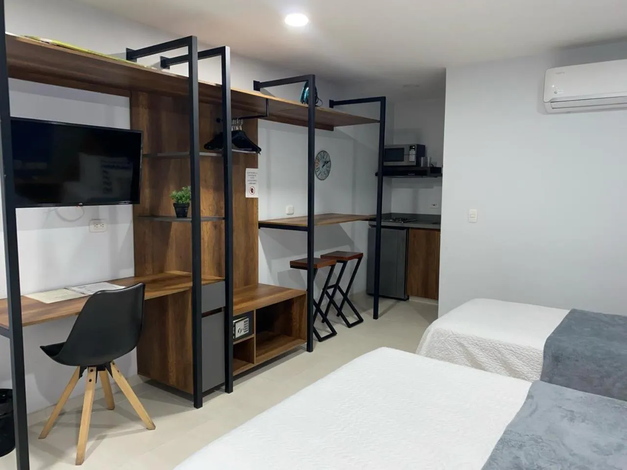 wardrobe, Bed in Kapital Suites