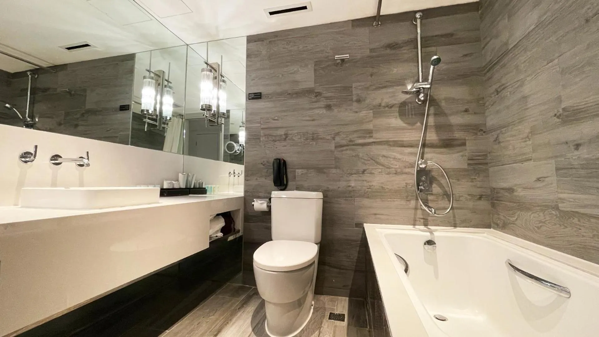 Toilet in Nathan Hotel