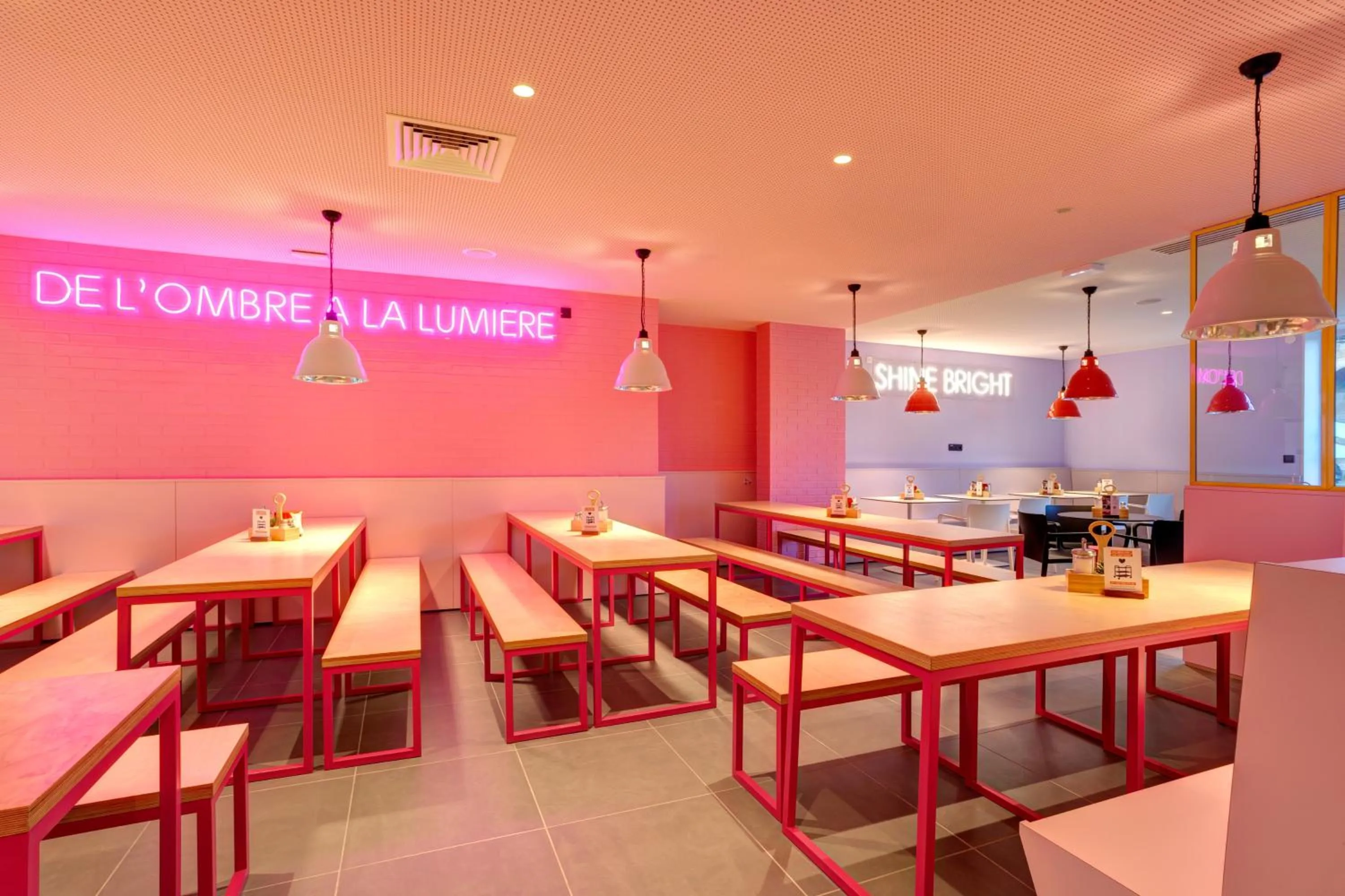 Restaurant/places to eat in MEININGER Hotel Lyon Centre Berthelot