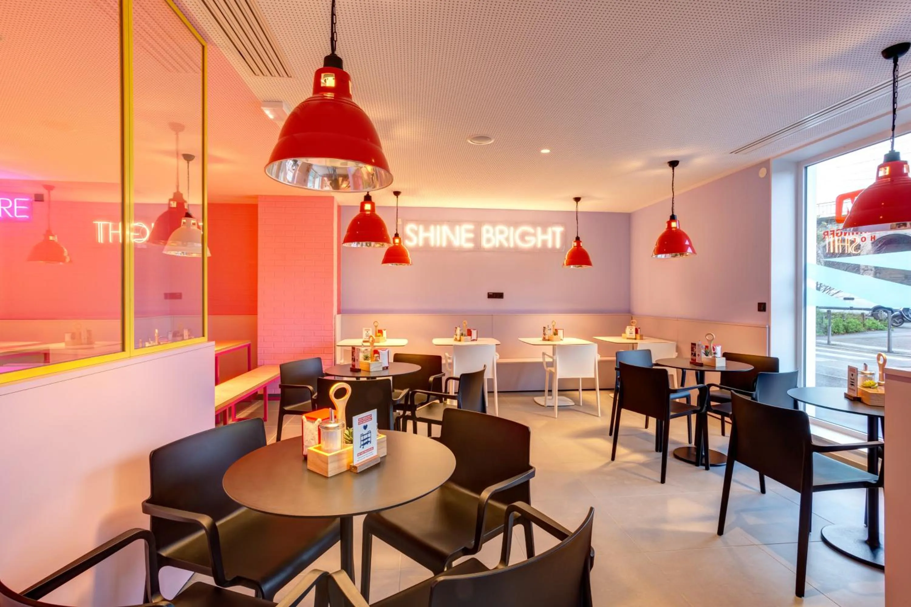 Restaurant/places to eat in MEININGER Hotel Lyon Centre Berthelot