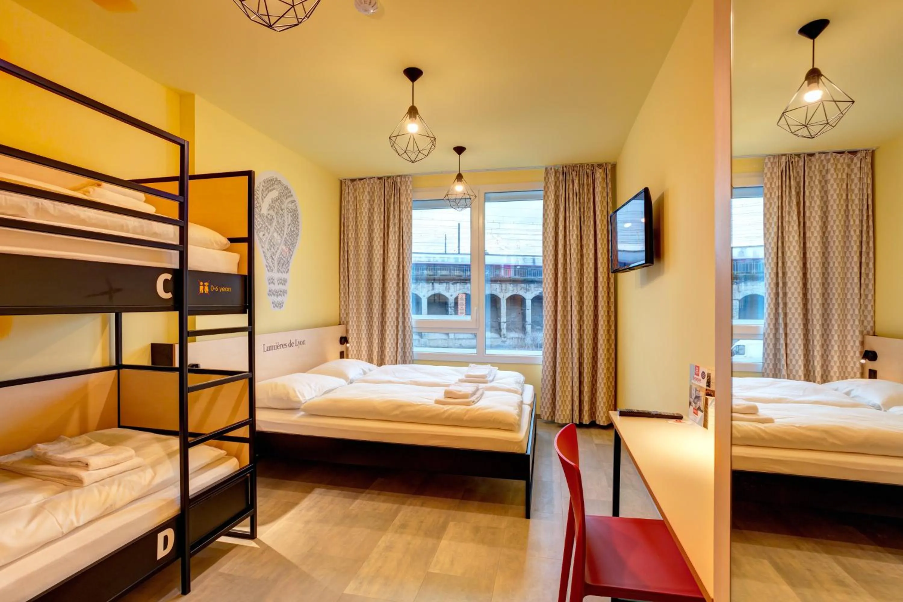 TV and multimedia, Bed in MEININGER Hotel Lyon Centre Berthelot