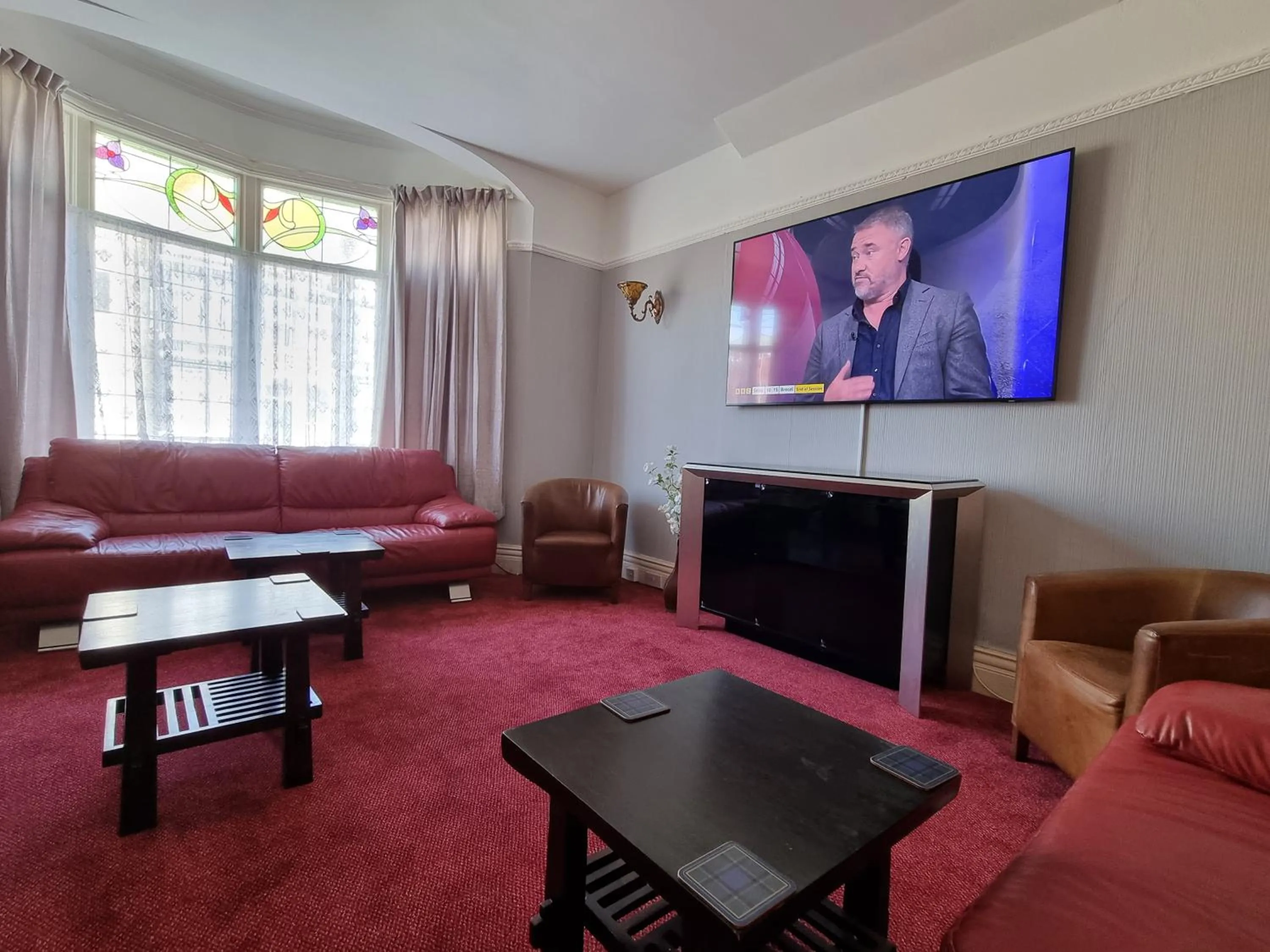 Communal lounge/ TV room in Collingwood Hotel