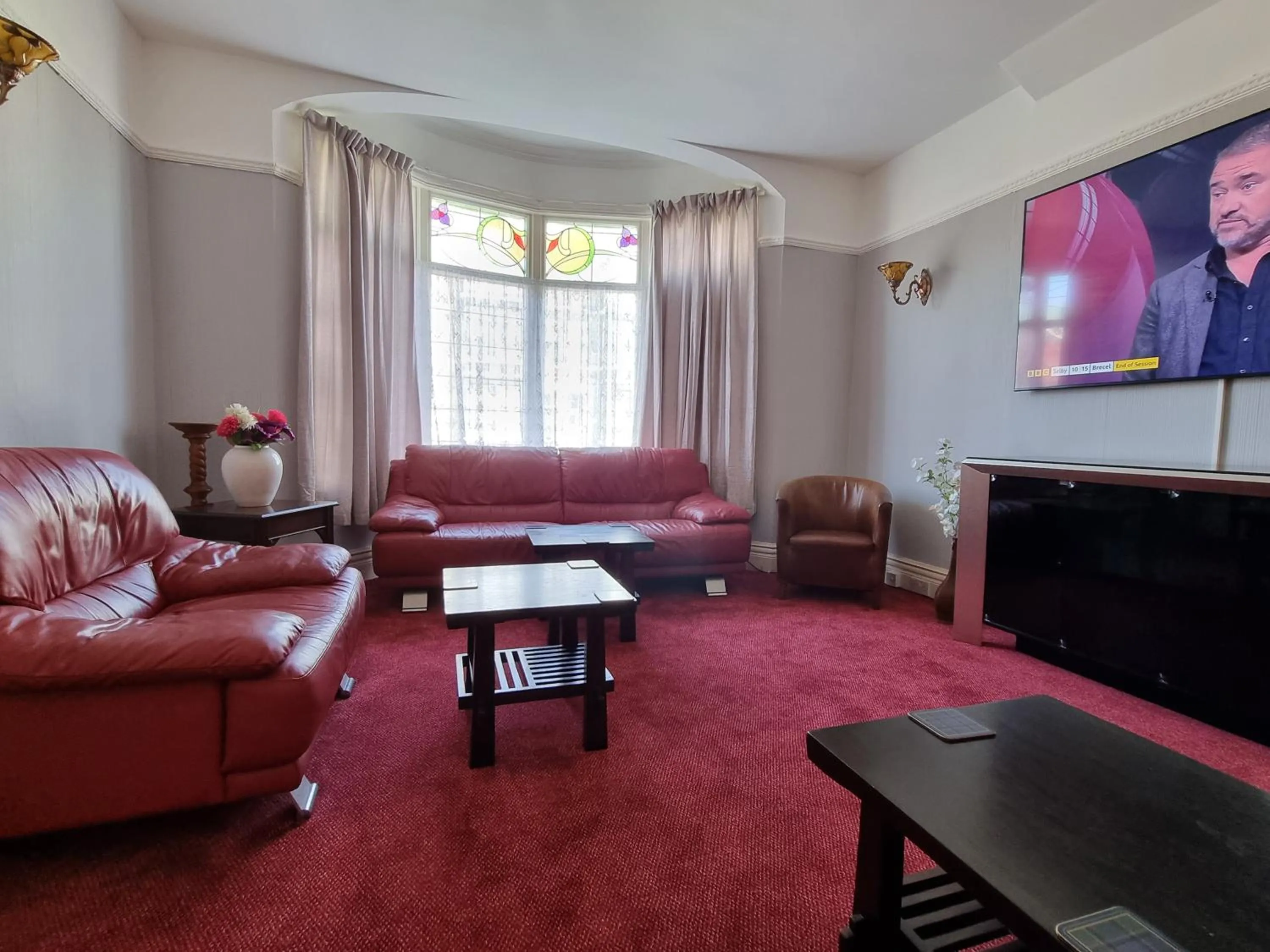 Communal lounge/ TV room in Collingwood Hotel