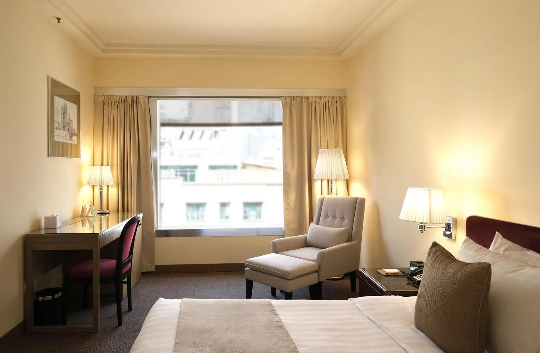 Bedroom, Bed in Prudential Hotel