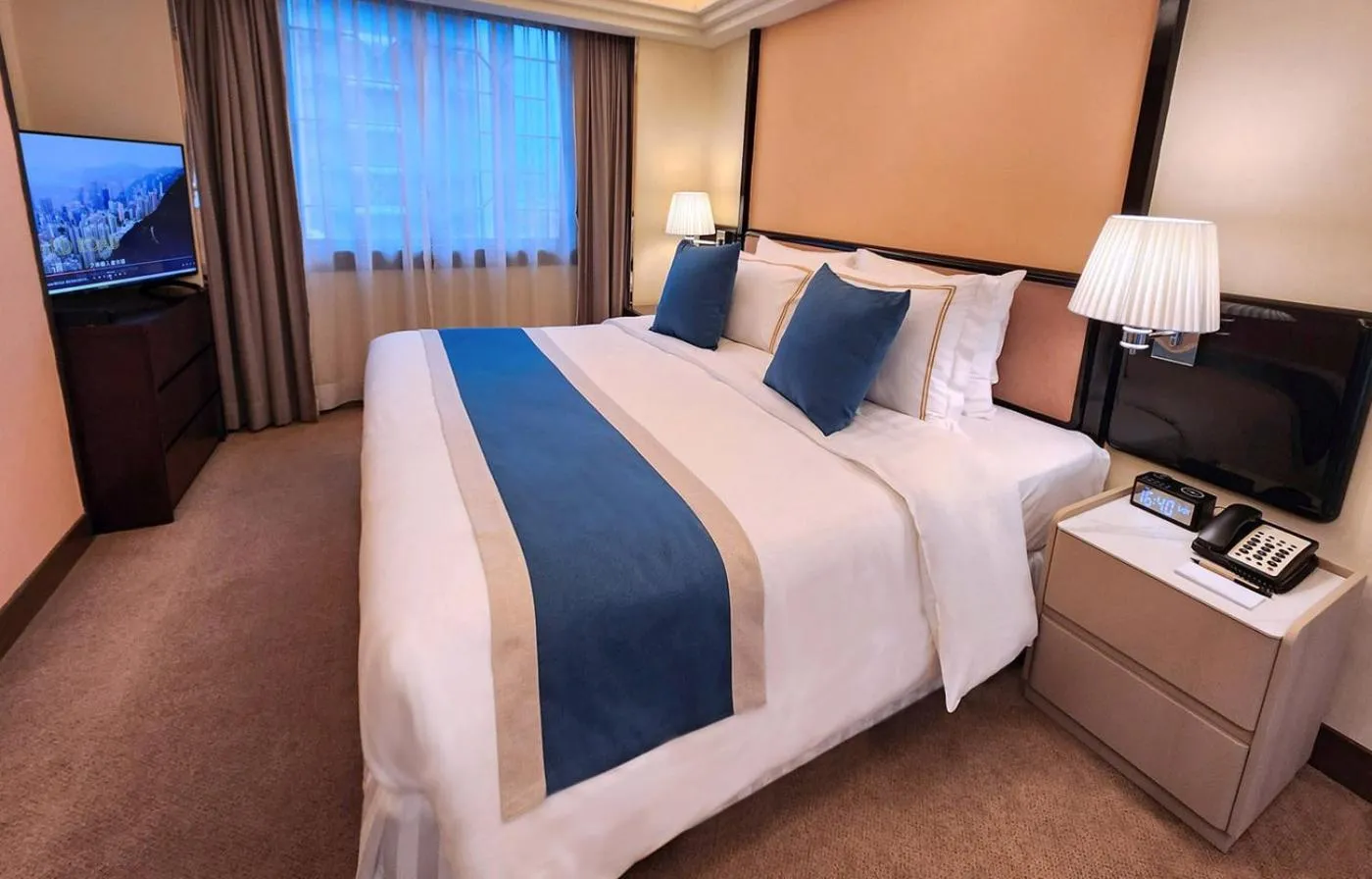 Bedroom, Bed in Prudential Hotel