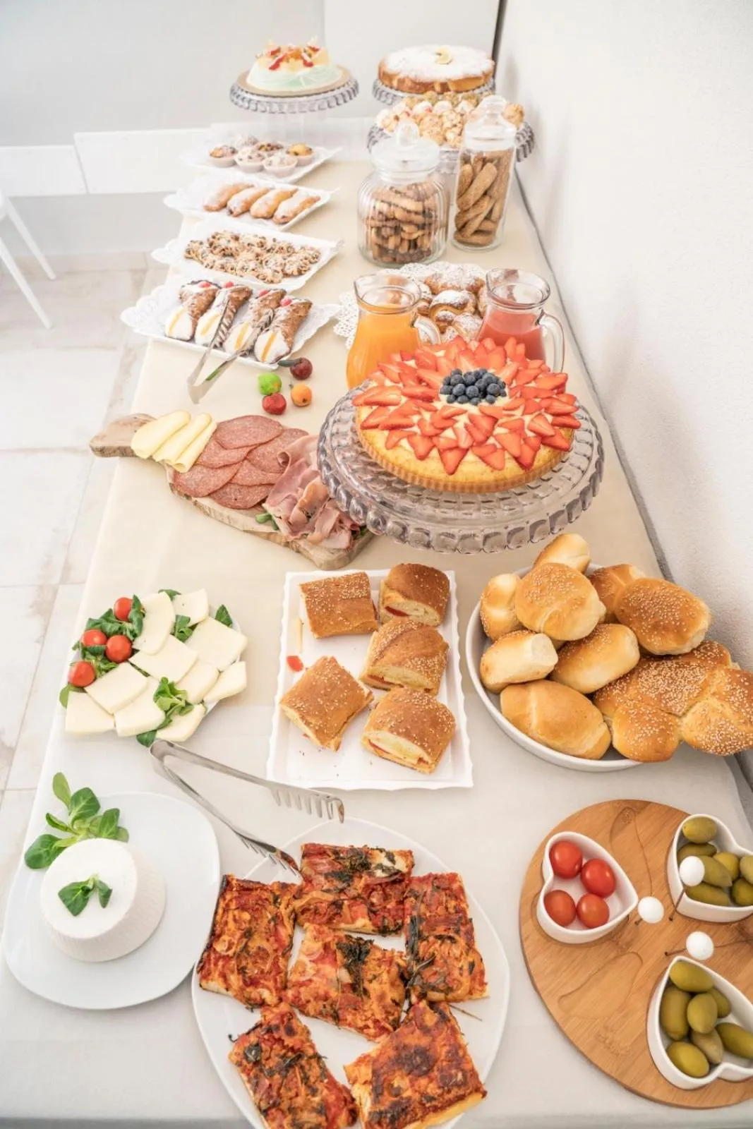 Buffet breakfast in Oasi del Golfo Suites B&B