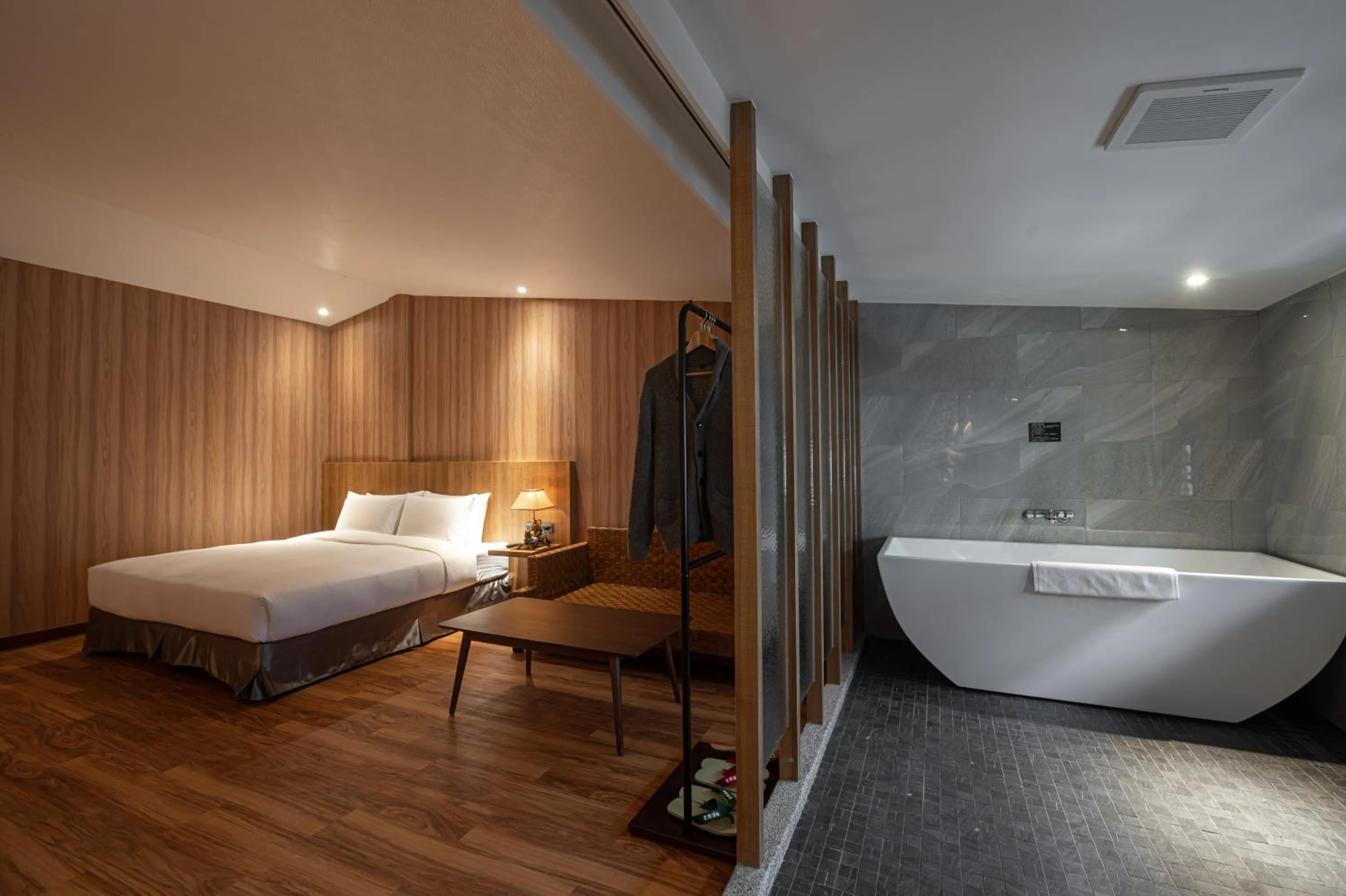 Bathroom, Bed in Yunoyado Onsen Hot Spring Hotel Deyang