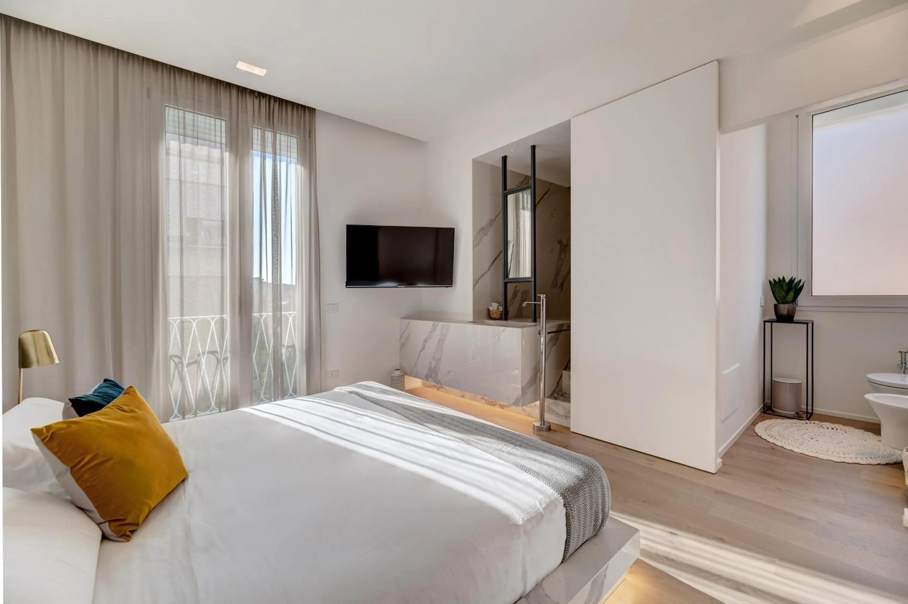 Shower, Bed in Le Palmette Suites