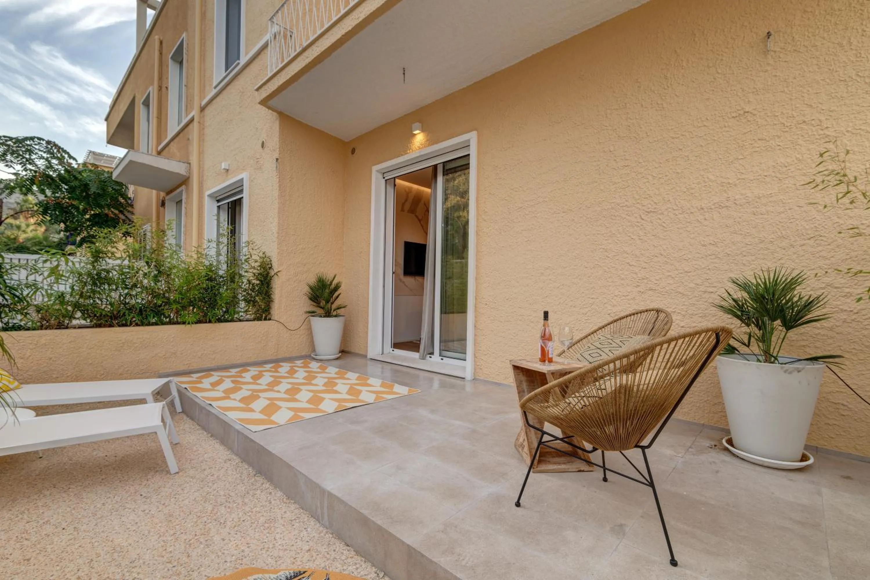 Patio in Le Palmette Suites