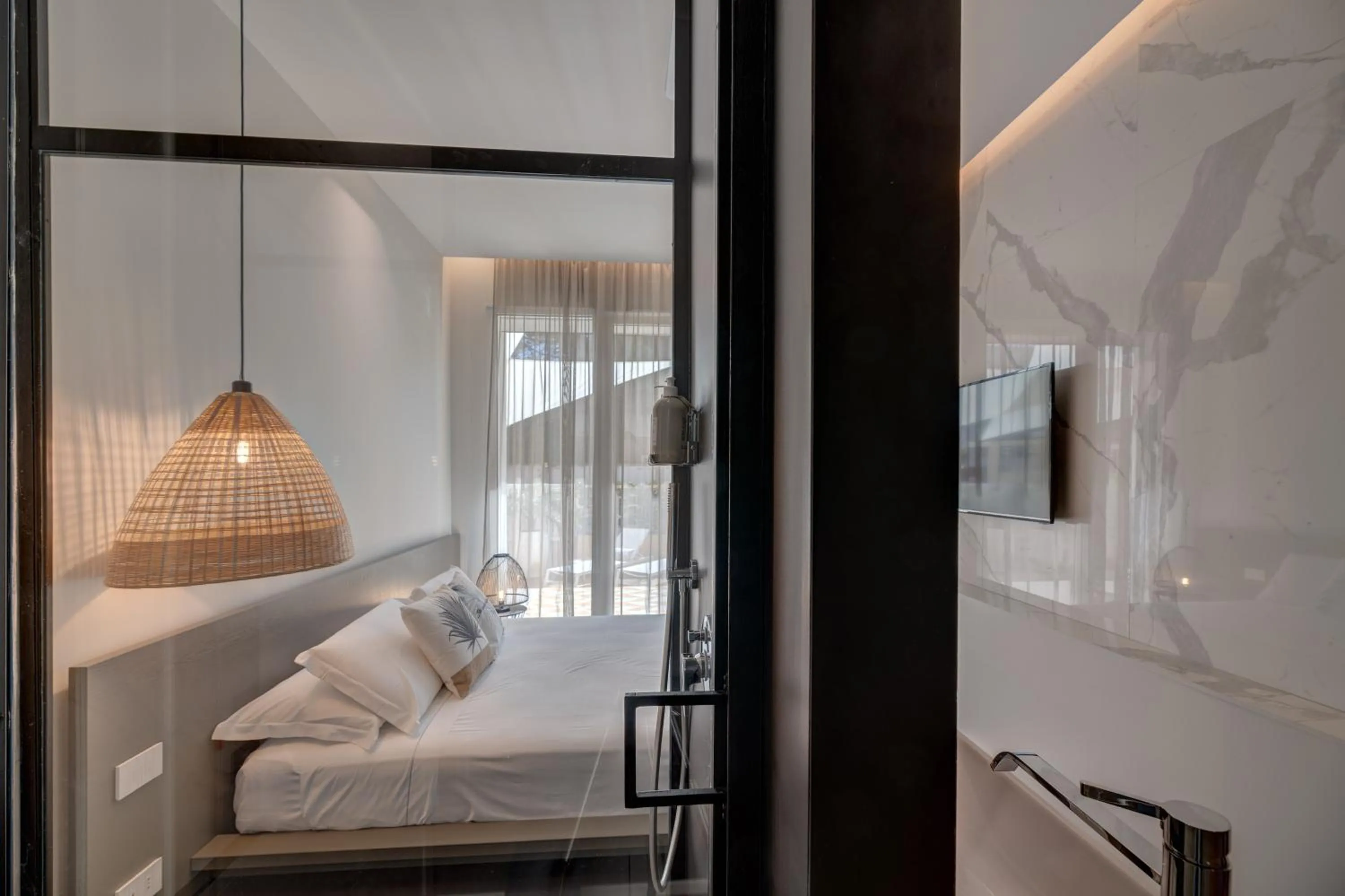 Shower, Bed in Le Palmette Suites