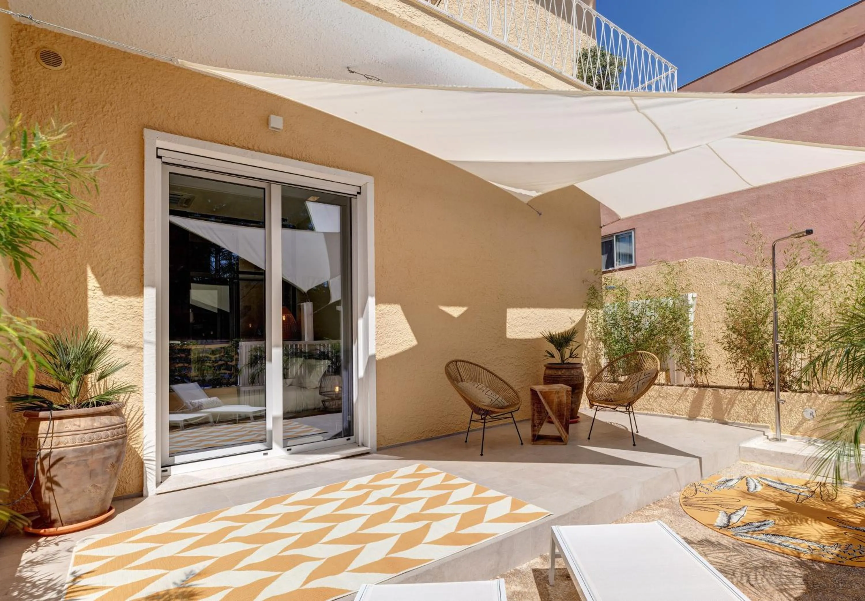 Patio in Le Palmette Suites