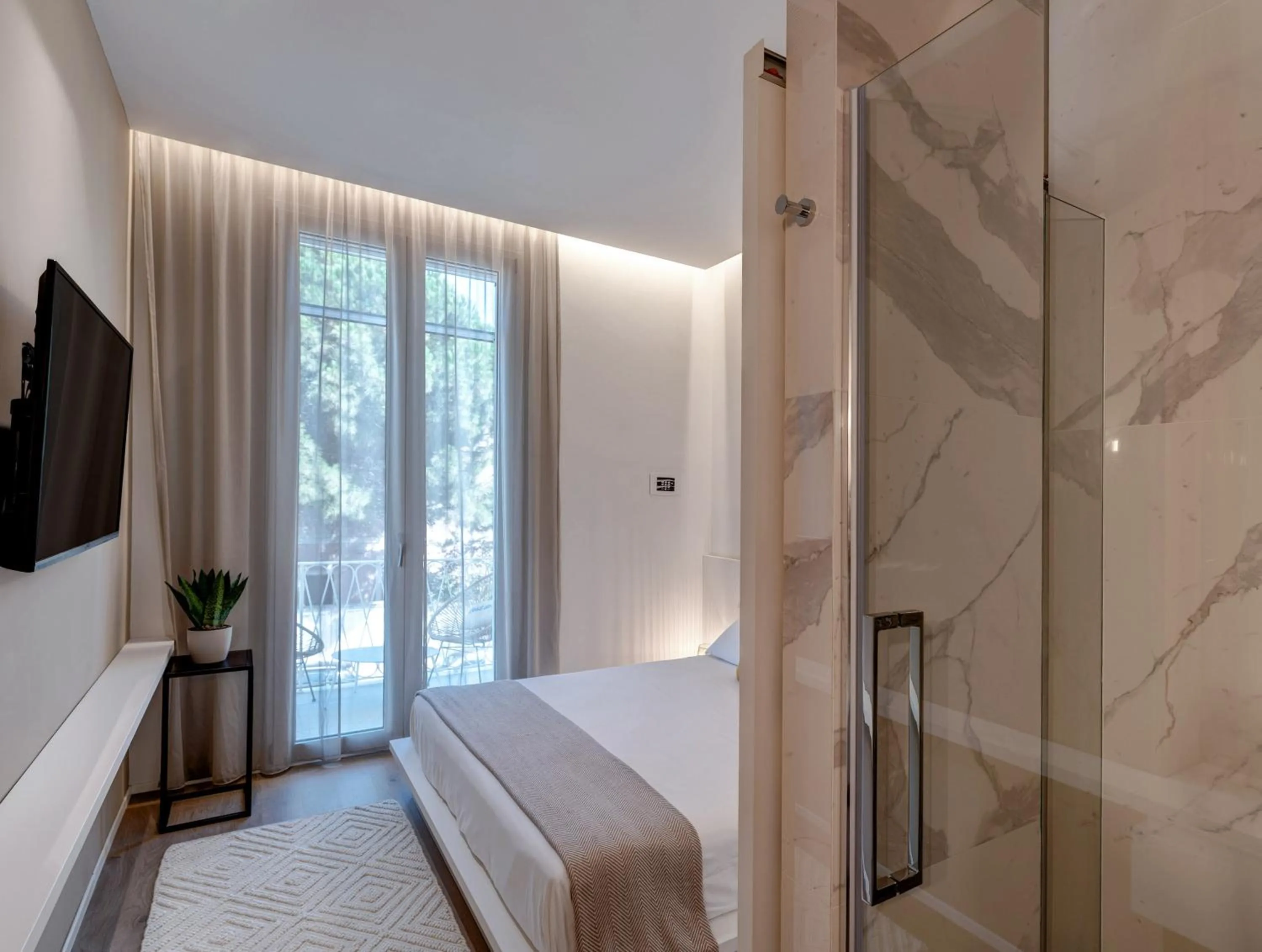 Shower, Bed in Le Palmette Suites